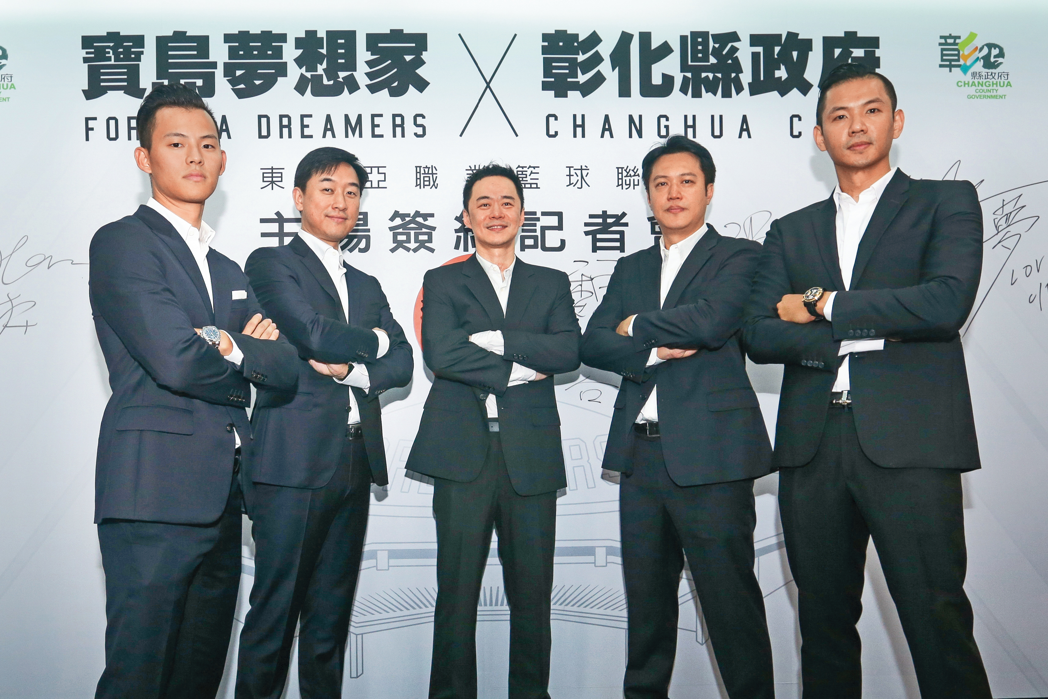 張承中(中)是「夢想家籃球隊」董事長,為實現籃球夢跨出一大步。