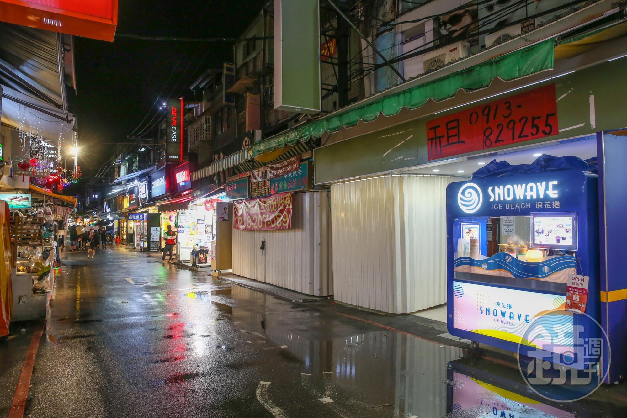 柯文哲宣布將恢復北市1/4夜市攤商營業,指揮中心對此做出回應。圖為疫情下的士林夜市。