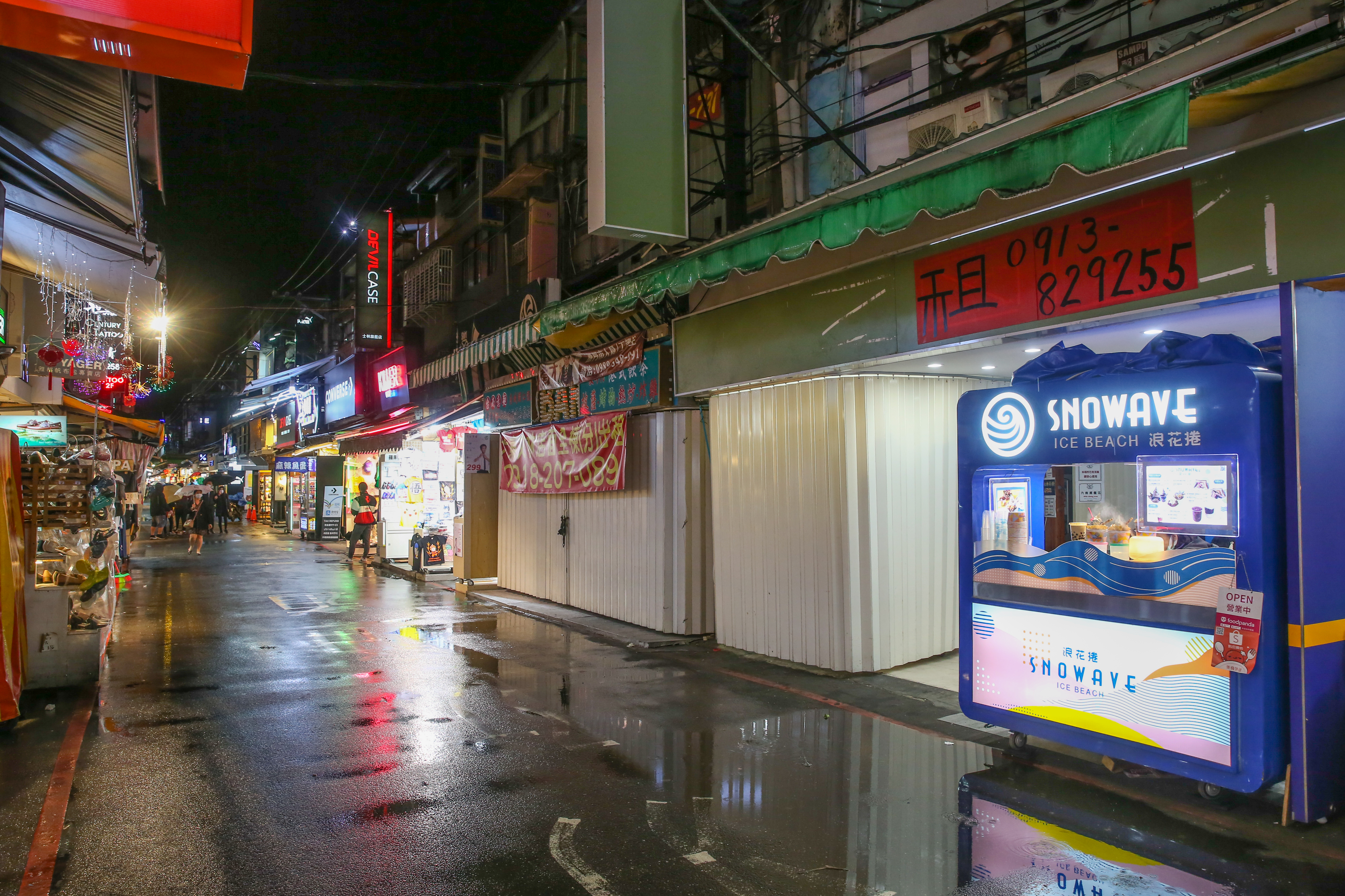 柯文哲宣布將恢復北市1/4夜市攤商營業，指揮中心對此做出回應。圖為疫情下的士林夜市。