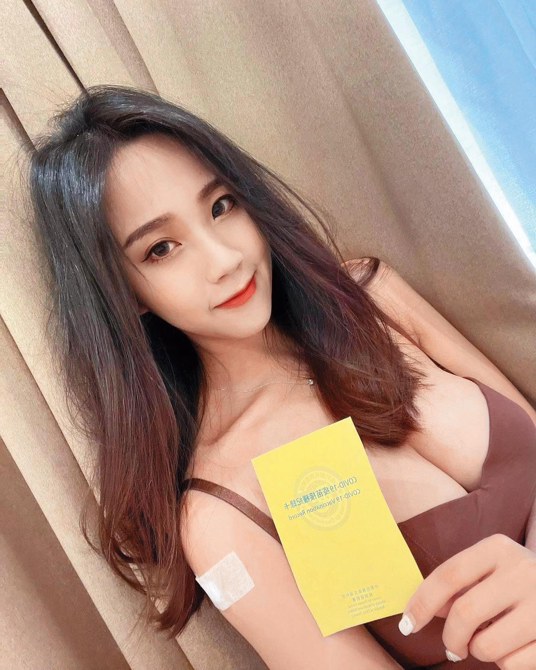 Q塔展示接種卡,笑說打完疫苗的第一天發熱痠痛無力,「看來已經不是疫苗認證的年輕人了!」(翻攝自Q塔IG)