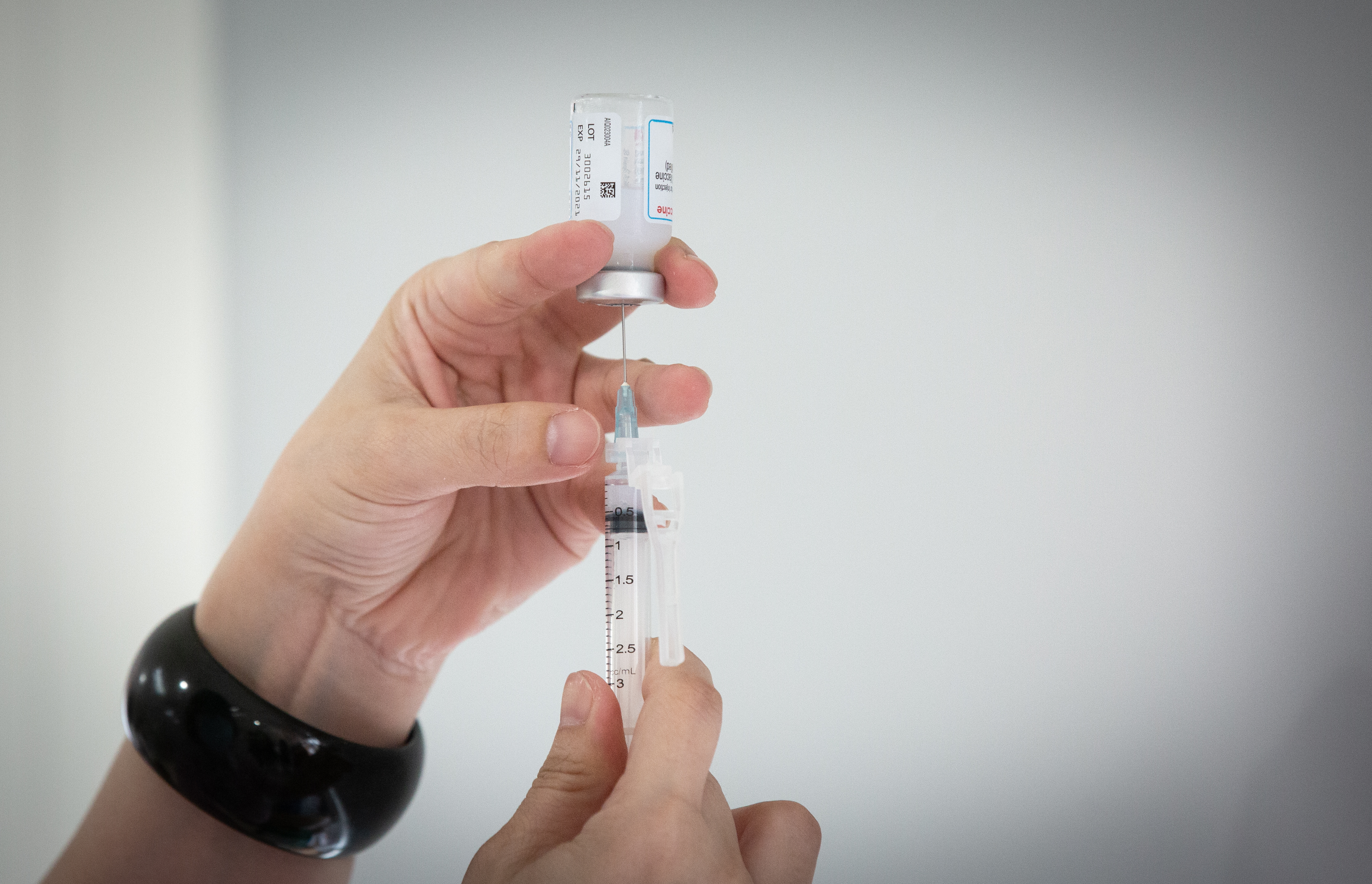 高雄市傳出3家診所、藥局造冊不實在，遭衛生局依偽造文書罪移送法辦；疫苗接種示意圖。（本刊資料照）