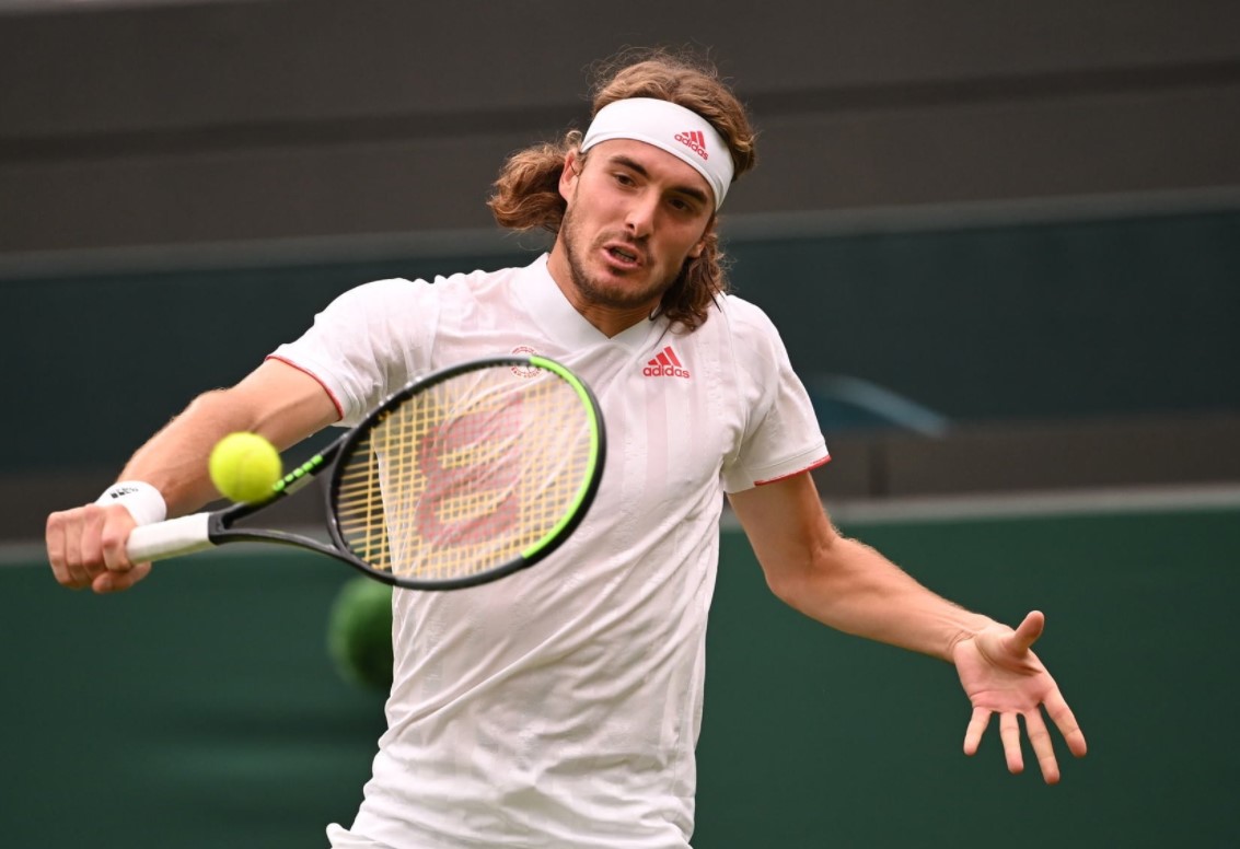 西西帕斯在溫網首輪被直落三淘汰出局，大爆冷門。（翻攝自Wimbledon臉書）