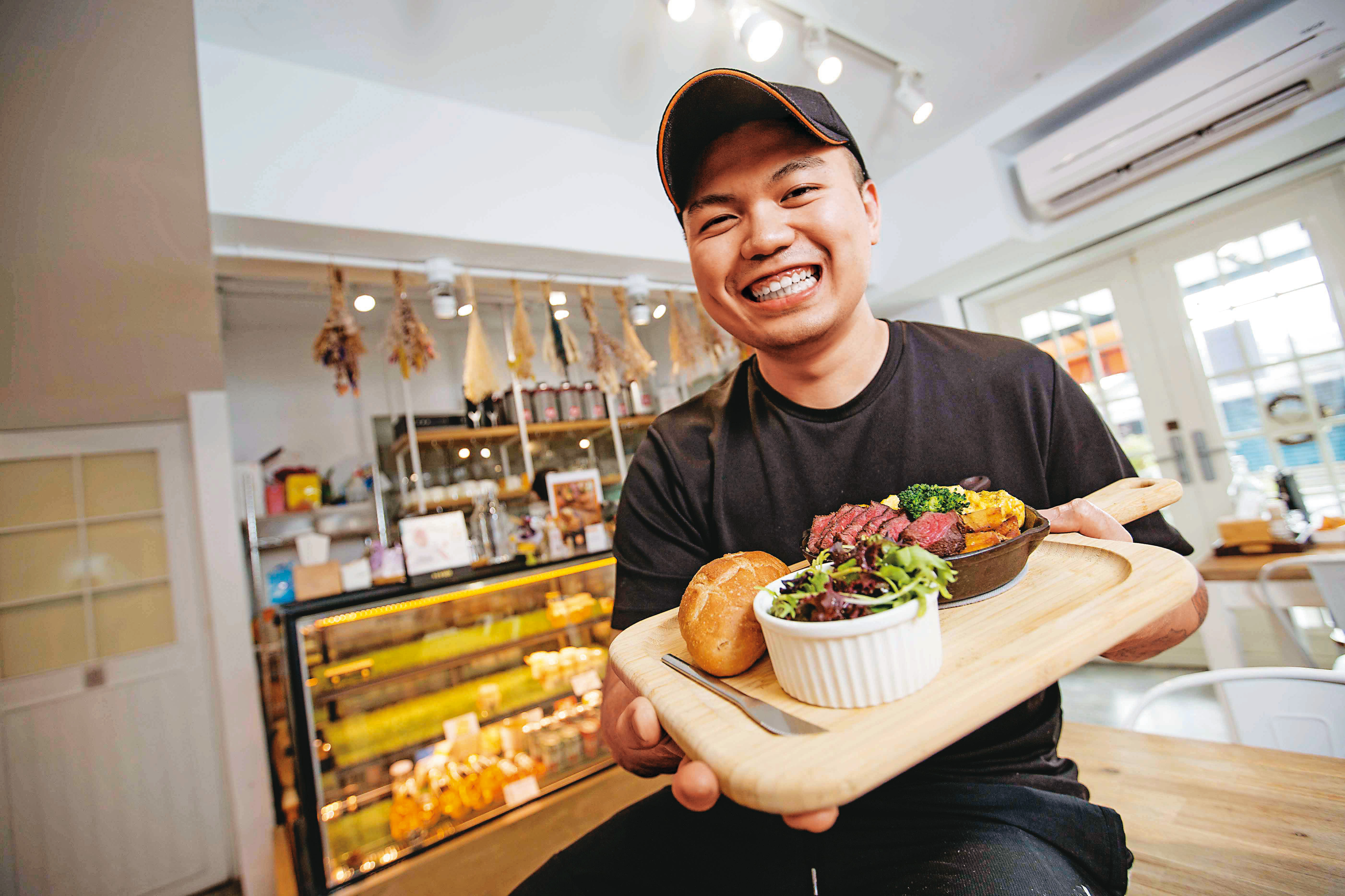 走過八仙塵爆傷害，2016年張承騏在北投開店賣自家製的奶酪與早午餐。