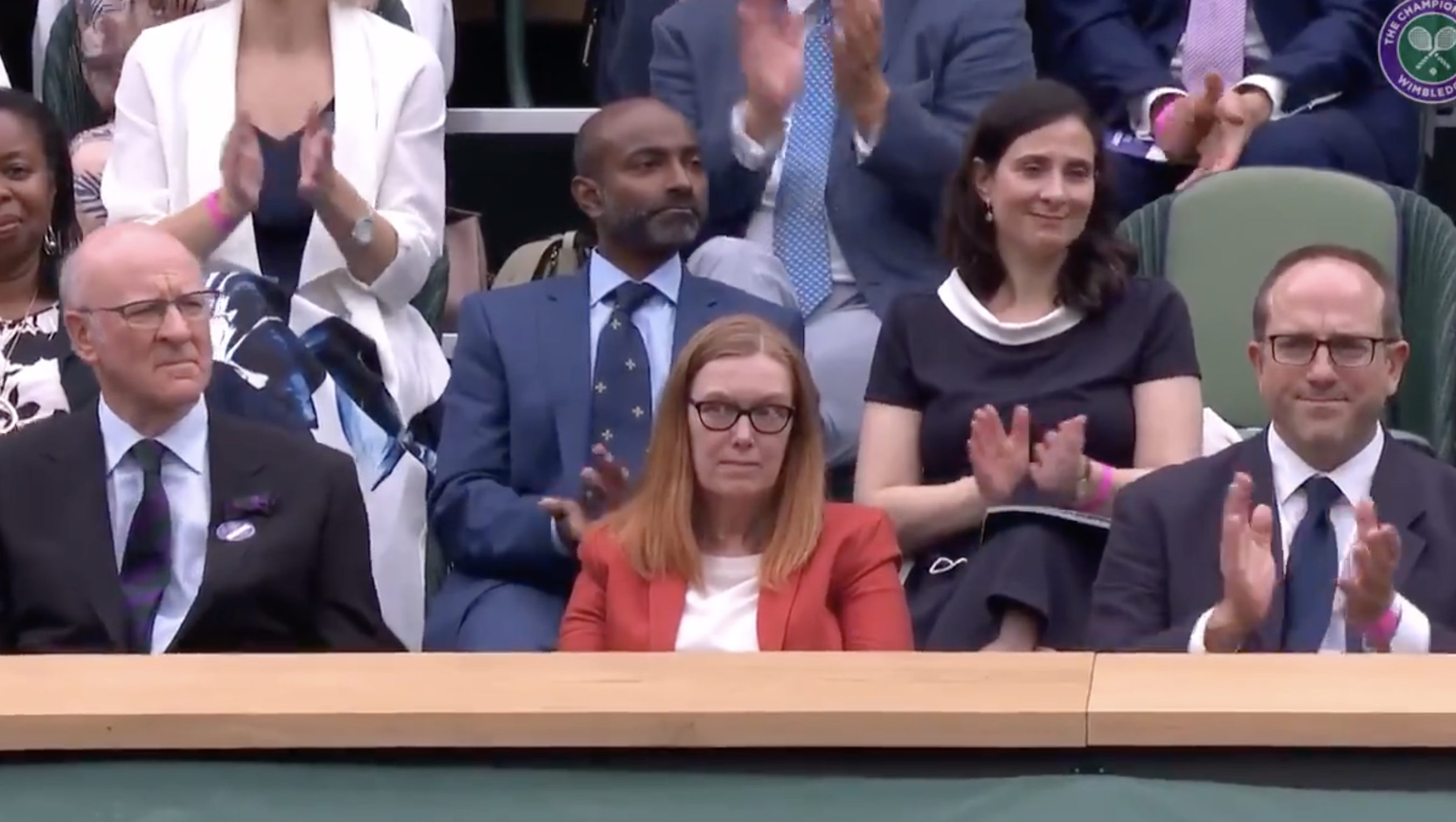 莎拉吉爾伯特夫人（前排中）受邀入坐溫網皇家包廂看球。（翻攝Wimbledon影片）