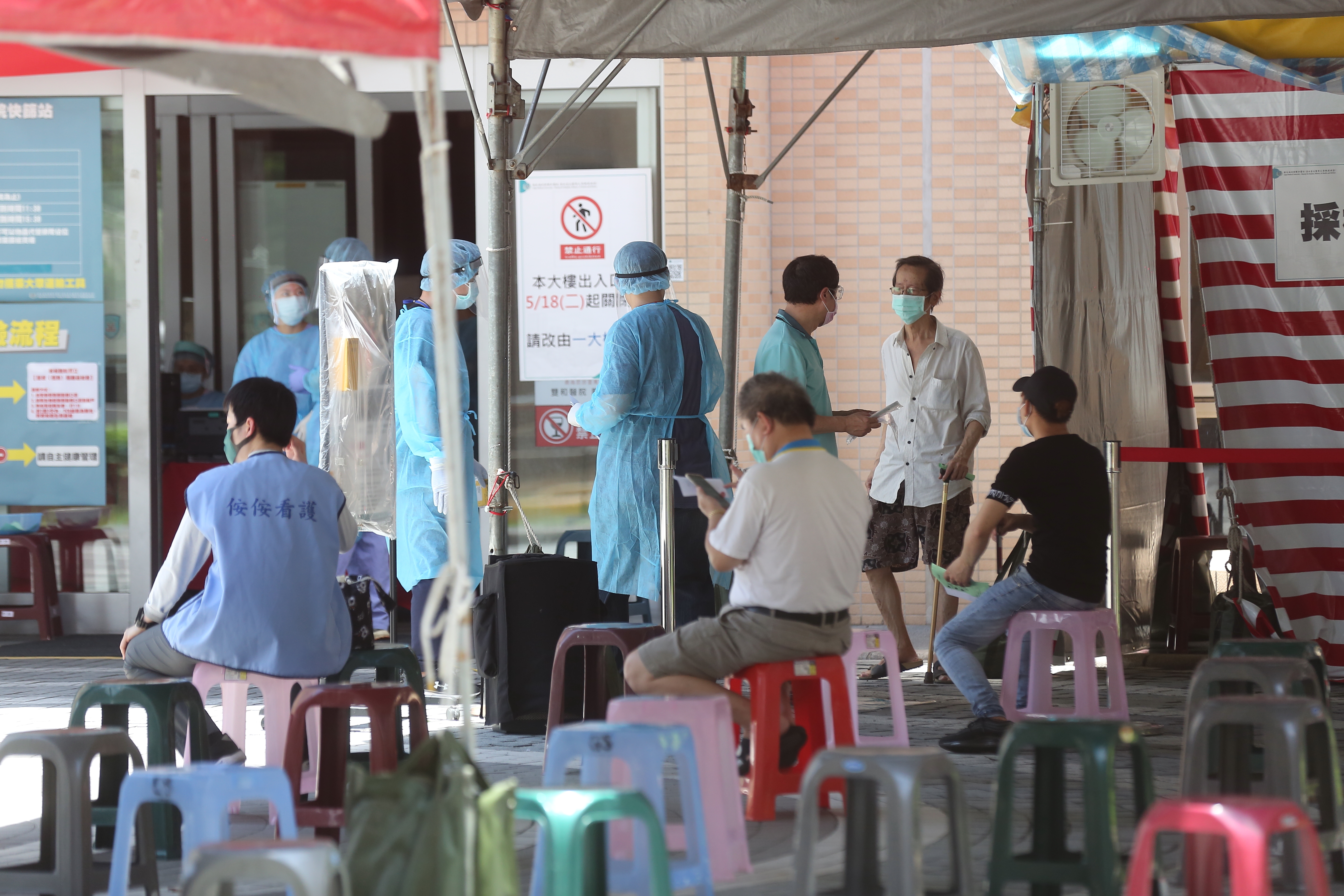 粉專直指一名男子身體不適還到宮廟問事，若及早就醫就能阻斷傳播鏈；示意圖，非當事人。（本刊資料照）