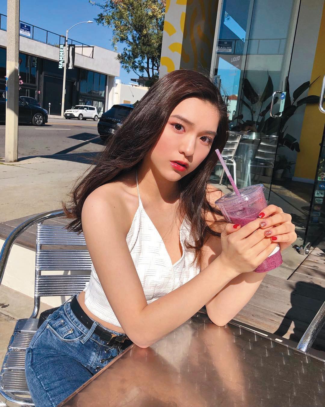 柯震東的女人緣頗佳，有一說他曾與身為白富美的陳亮君曖昧，甚至一起遊美，但最後不了了之。