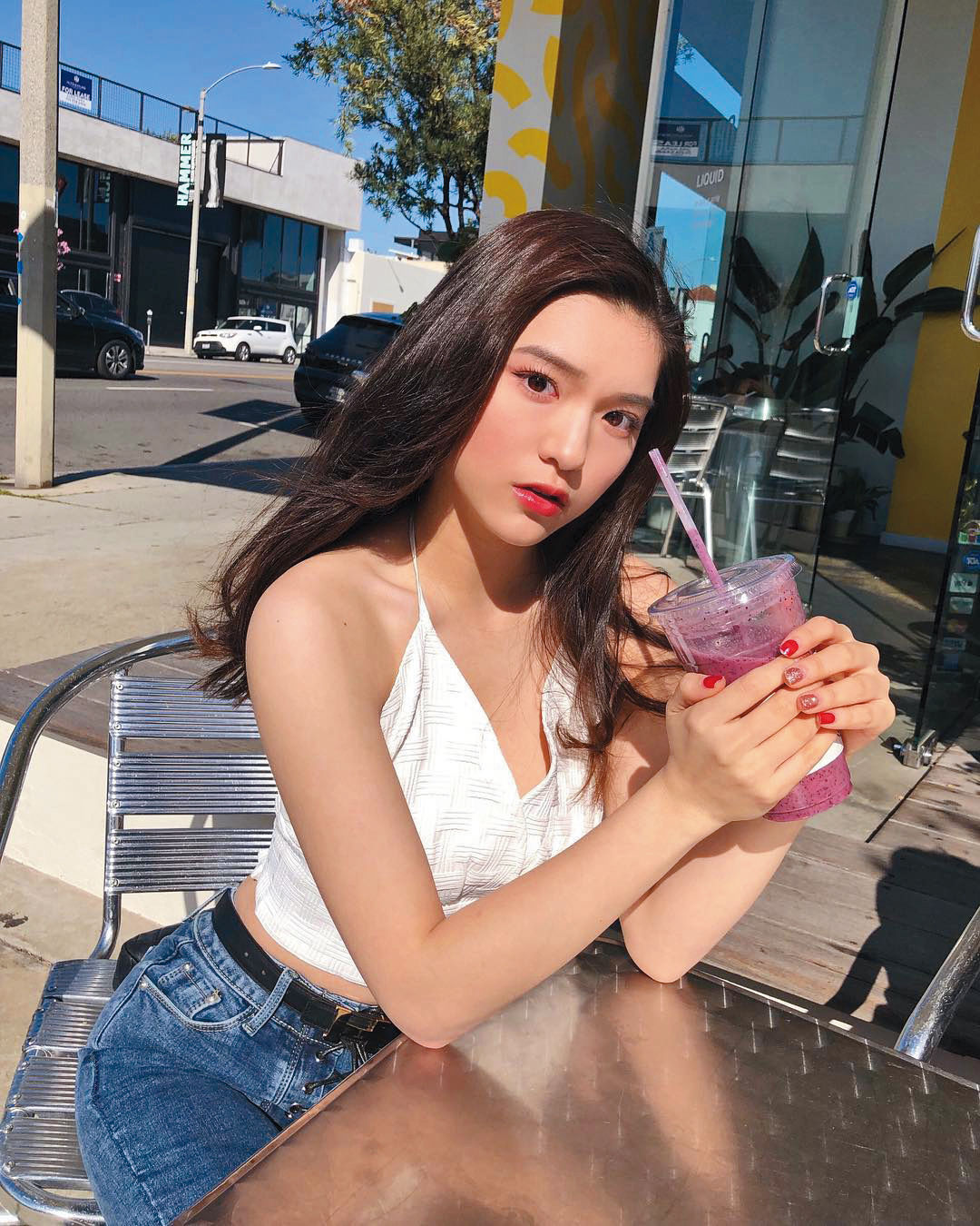 柯震東的女人緣頗佳，有一說他曾與身為白富美的陳亮君曖昧，甚至一起遊美，但最後不了了之。