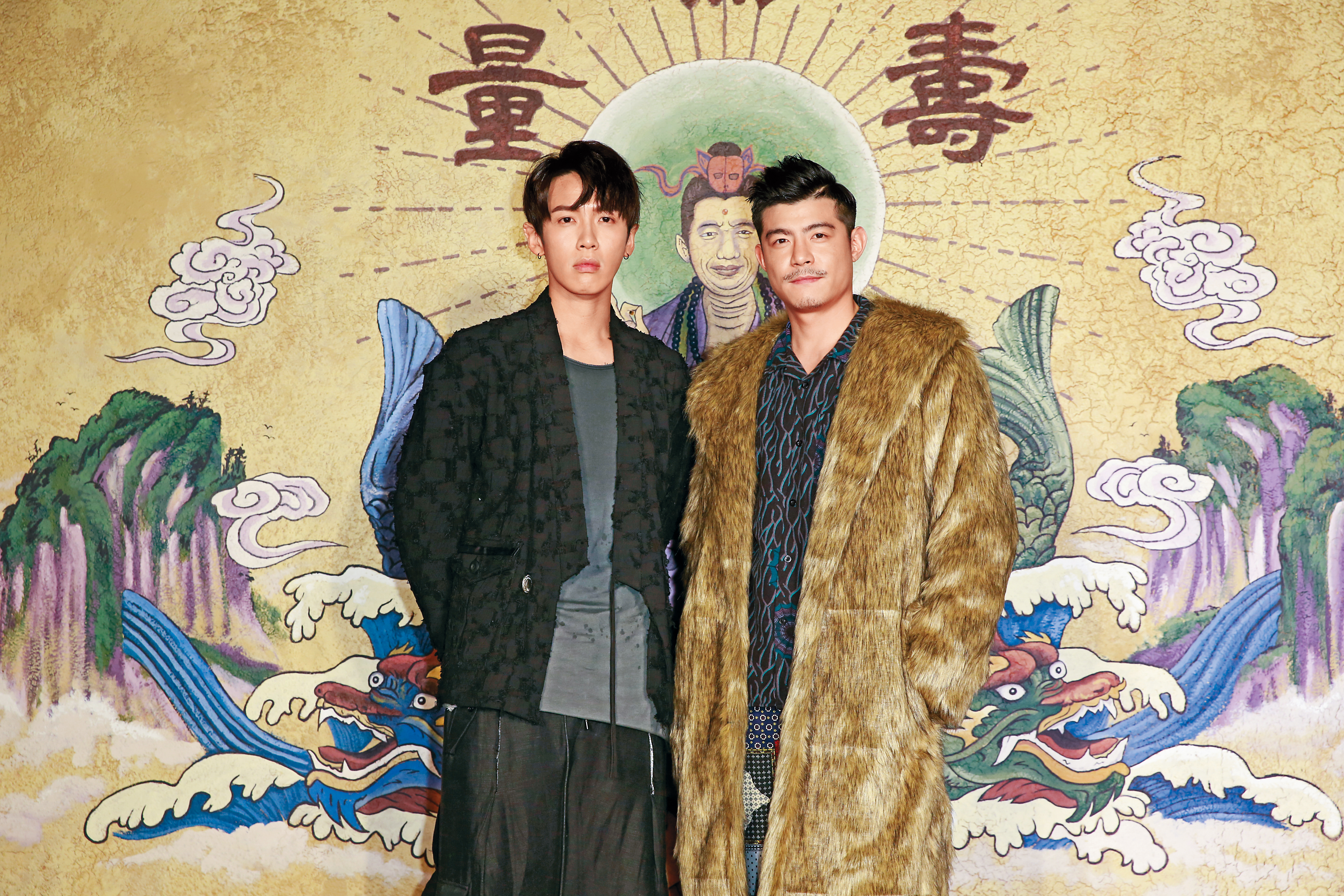 《乩身》是柯震東(左)參與其中一部製作費逾億元的劇集,但因疫情停拍,劇組暫解散、1年後再見。右為王柏傑。