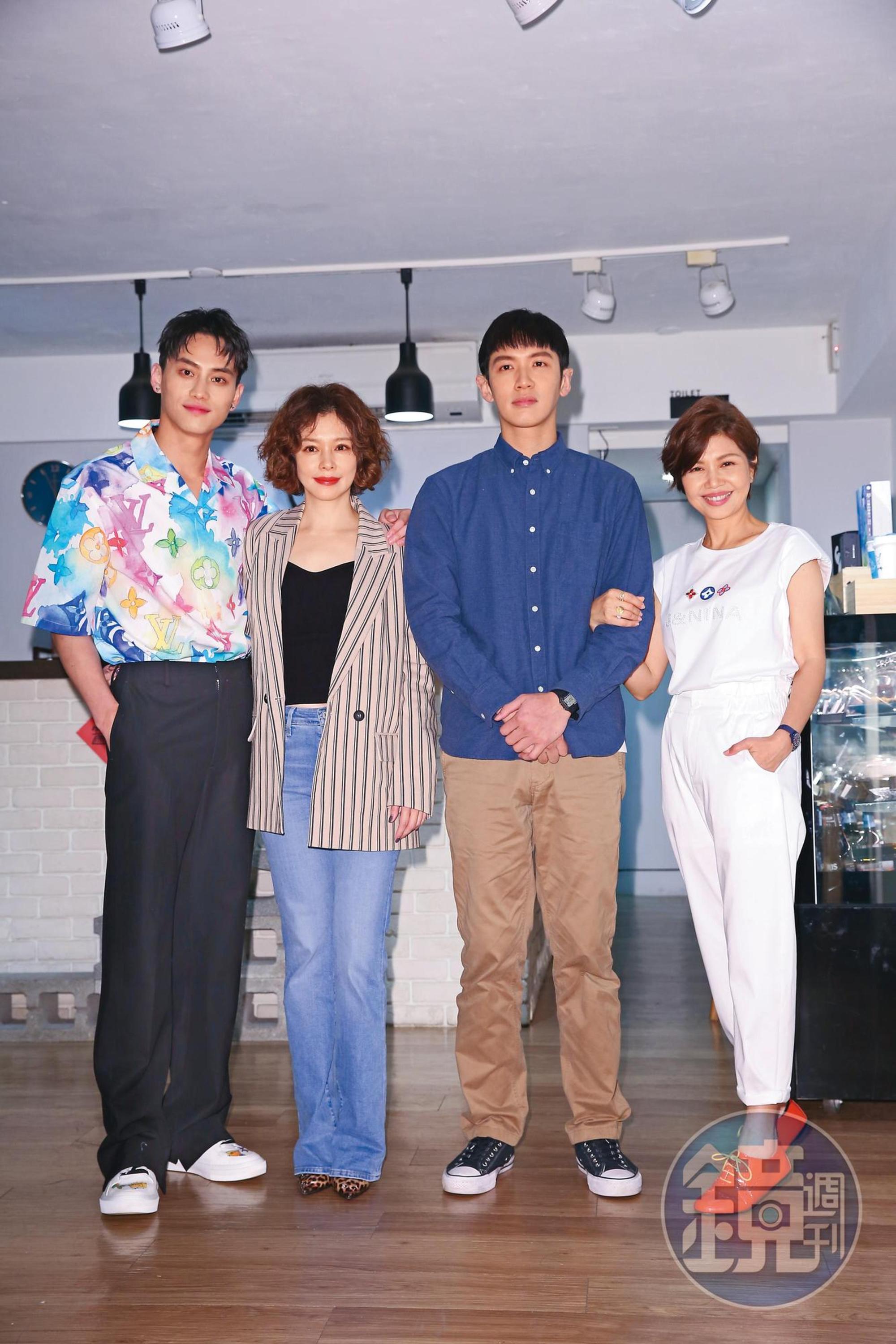 《買一送一》中，柯震東（右二）與徐若瑄（左二）配對，他說：「演這齣戲時，勾起我很久以前的回憶，回想起那種初戀的感覺。」左一為范少勳、右一為于子育。