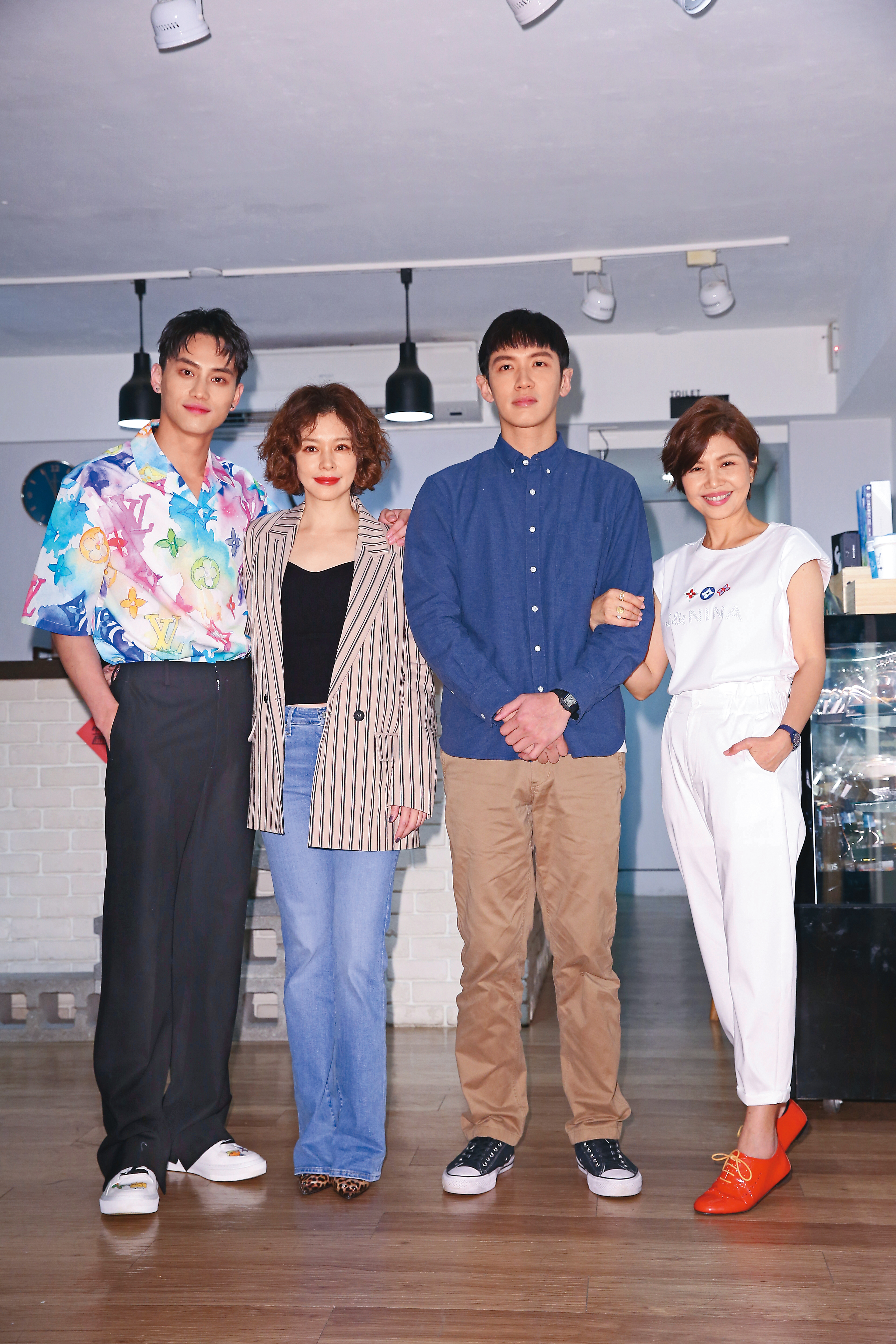 《買一送一》中,柯震東(右二)與徐若瑄(左二)配對,他說:「演這齣戲時,勾起我很久以前的回憶,回想起那種初戀的感覺。」左一為范少勳、右一為于子育。