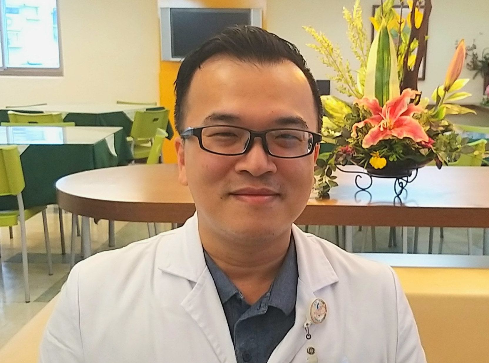 精神科醫師方勇駿表示，一週內接種疫苗人數驟降，是因為媒體及社群網站大肆渲染「AZ疫苗的負面新聞」。（翻攝自Yung-Jun Fang臉輸書）