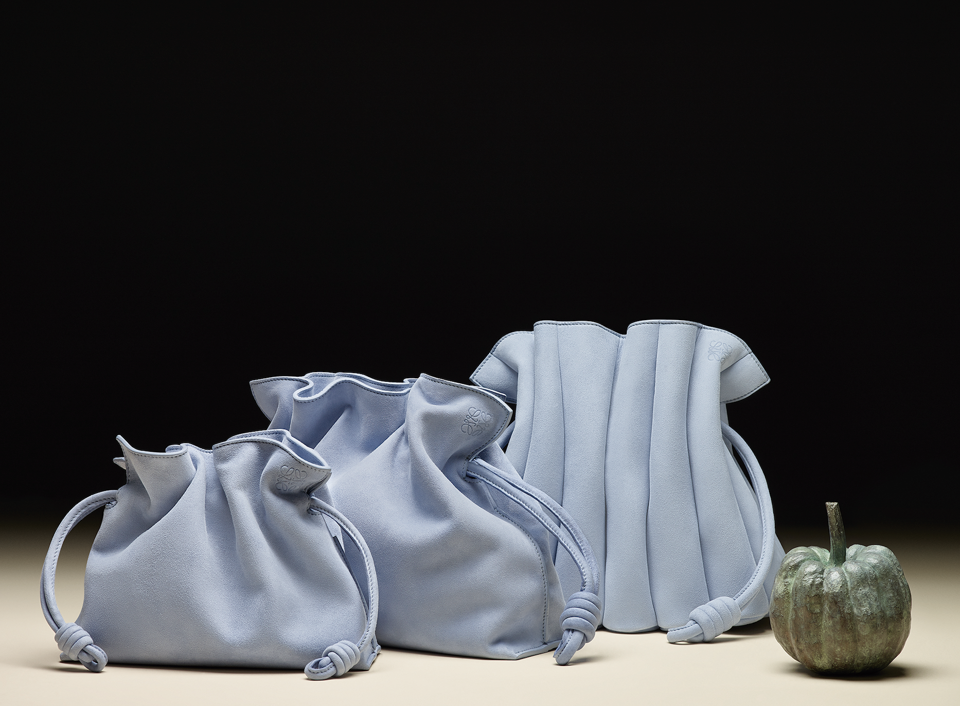 Flamenco有三種尺寸,讓你可以找到適合自己的需要。(LOEWE)