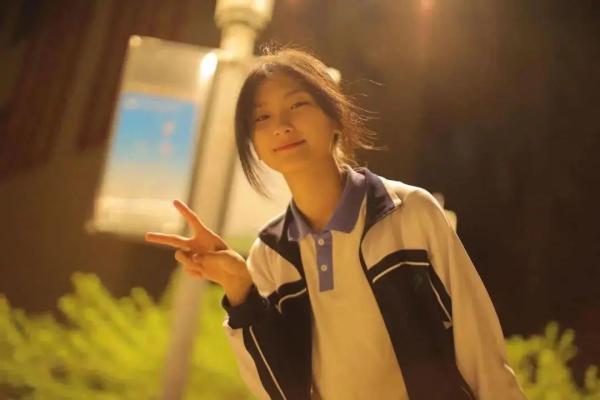 穿著制服的古慧晶,有清純的鄰家女孩氣質。(翻攝自微博)