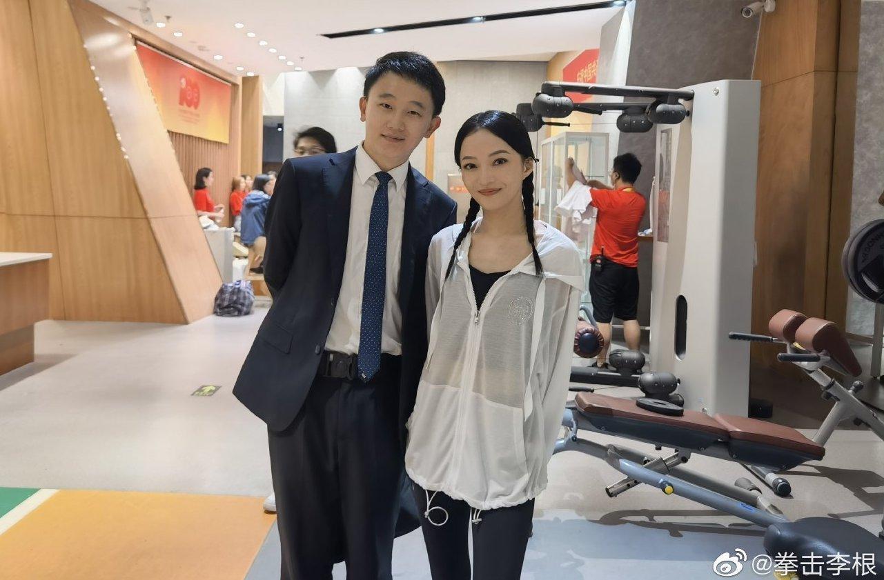 張韶涵昨在鳥巢表演，與粉絲開心合照。（翻攝拳擊李根微博）