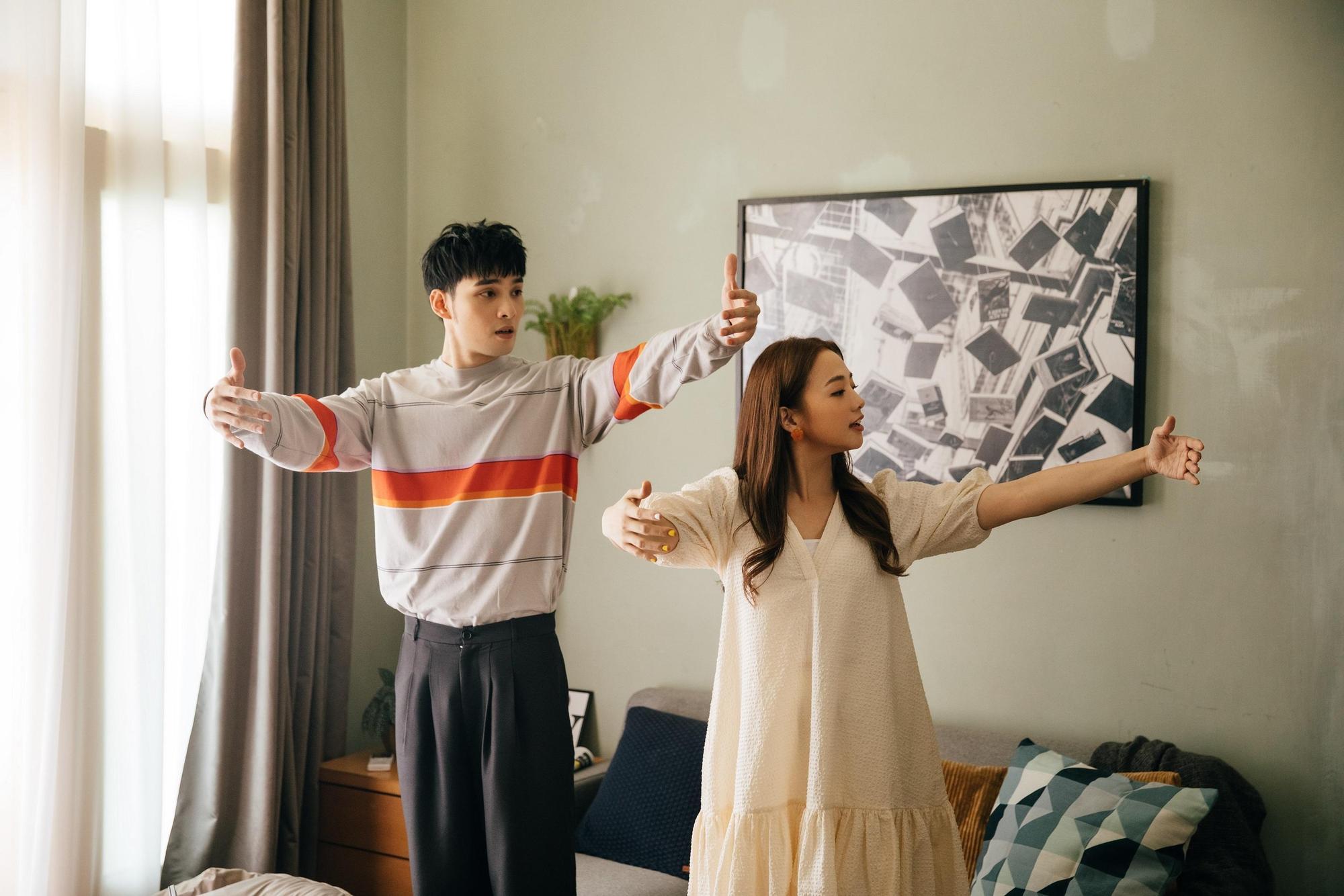 2個好友一起演MV，黃偉晉覺得2人如果可以認可以認真演感情戲，或許很有火花。（愛貝克斯提供）