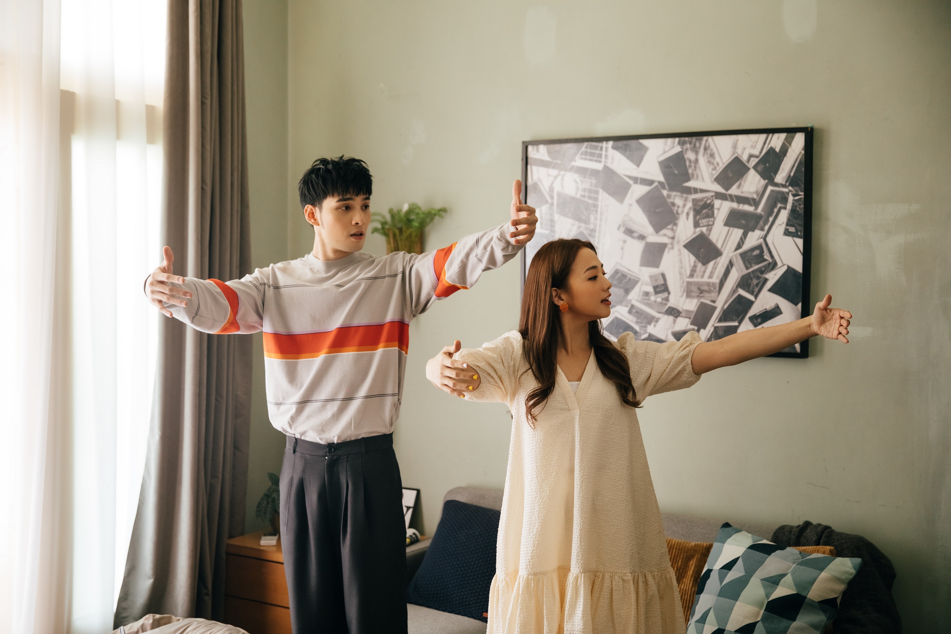 2個好友一起演MV，黃偉晉覺得2人如果可以認可以認真演感情戲，或許很有火花。（愛貝克斯提供）
