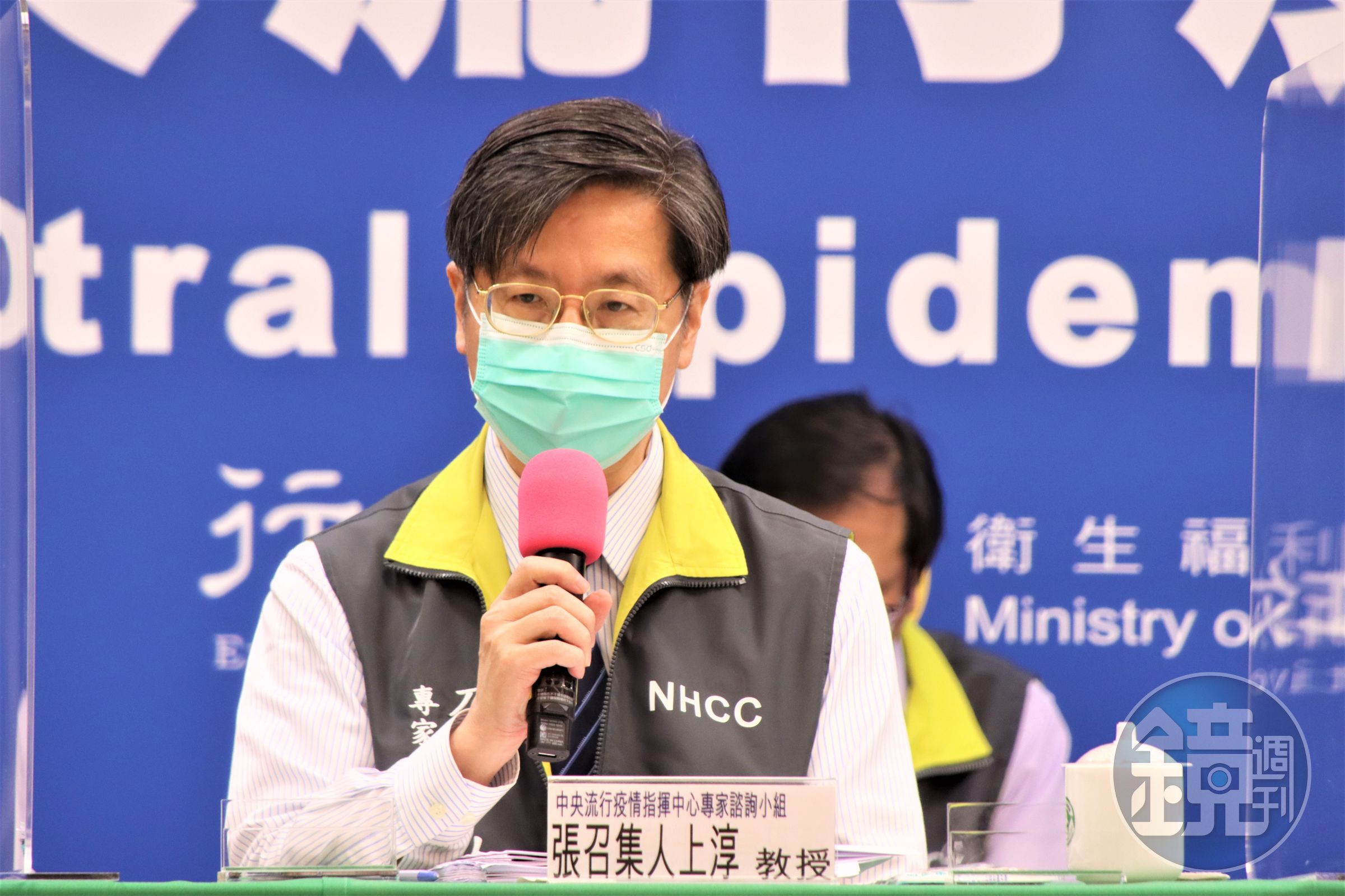 針對年輕人有較少有慢性病相關病史卻變成重症，專家諮詢小組召集人張上淳解釋可能原因。（指揮中心提供）