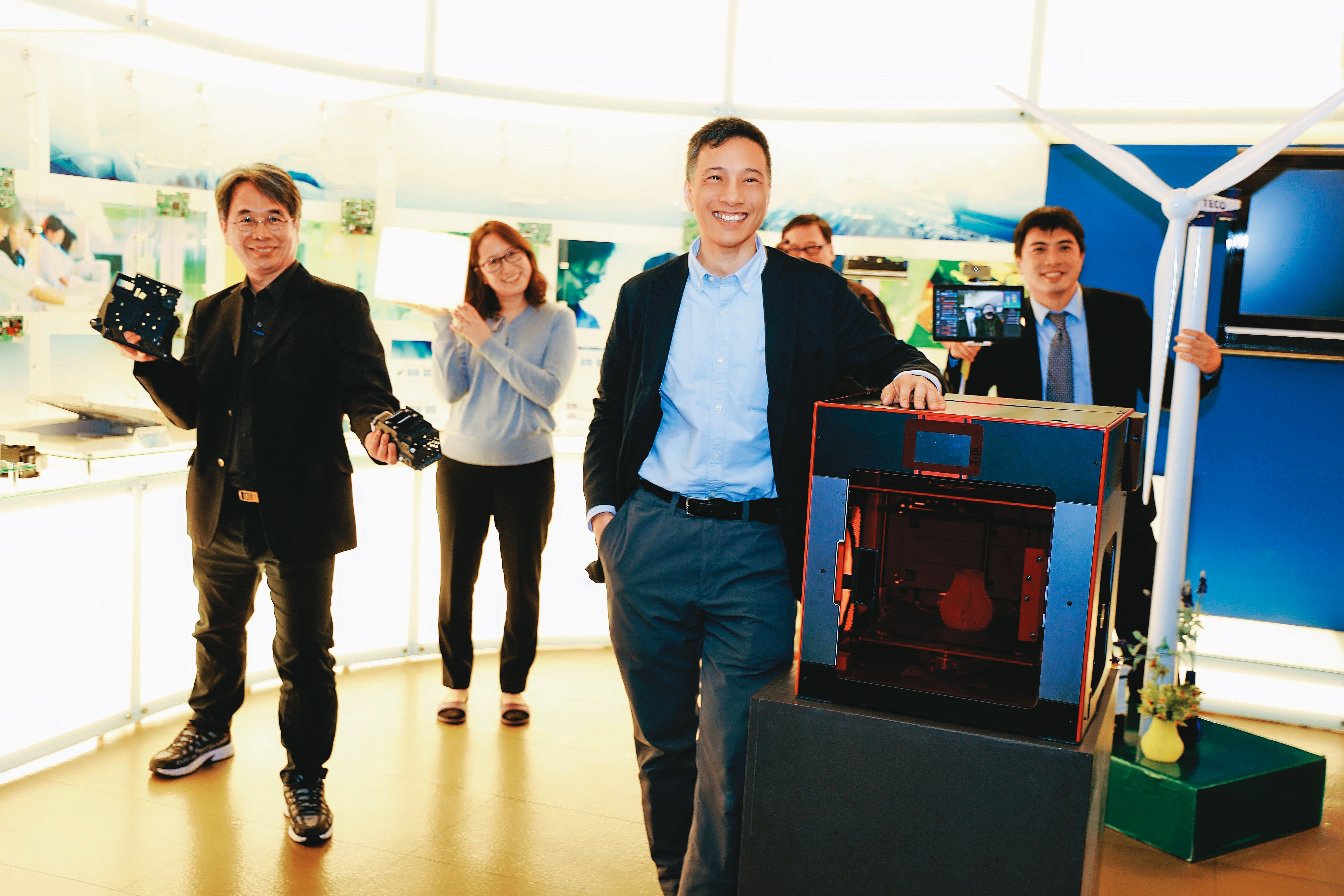 黃育仁面對父親黃茂雄攻勢，表態全力捍衛菱光。（菱光提供）