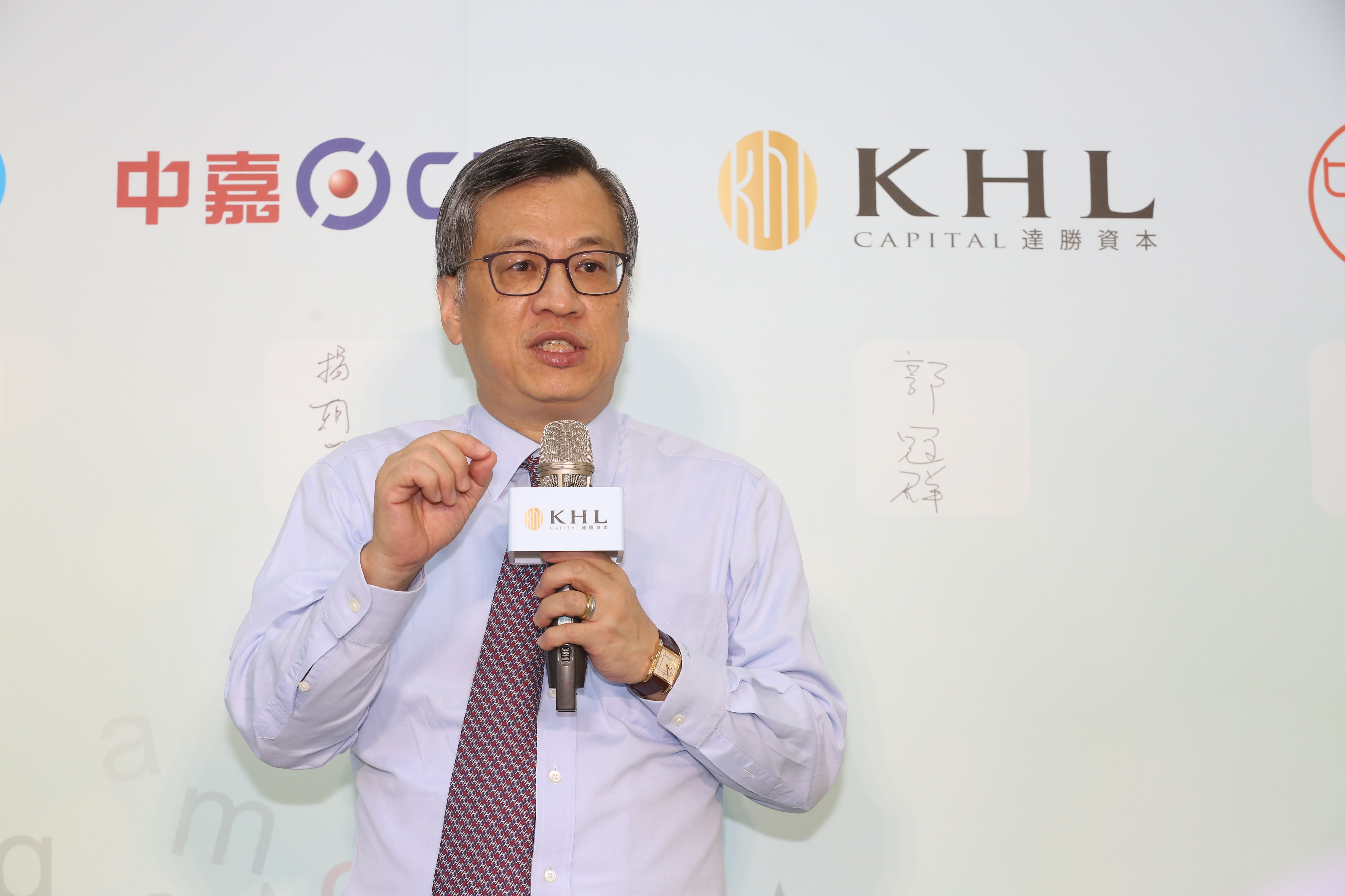 郭冠群和黃茂雄是舊識，合作集資成立鈺叡要買下菱光。