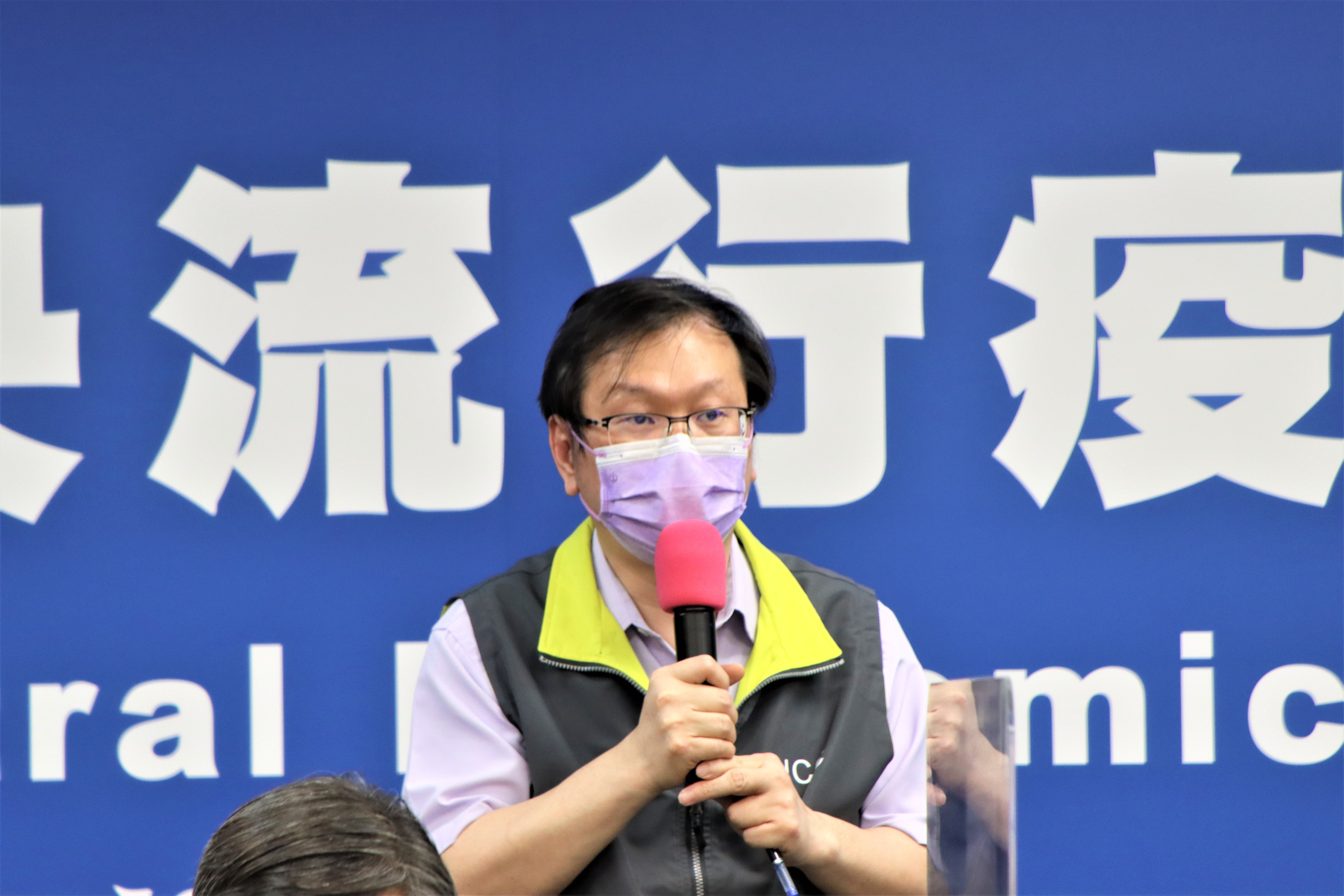 發言人莊人祥指出，新增17例死亡個案，累計44例完成解剖多與慢性病有關。（指揮中心提供）