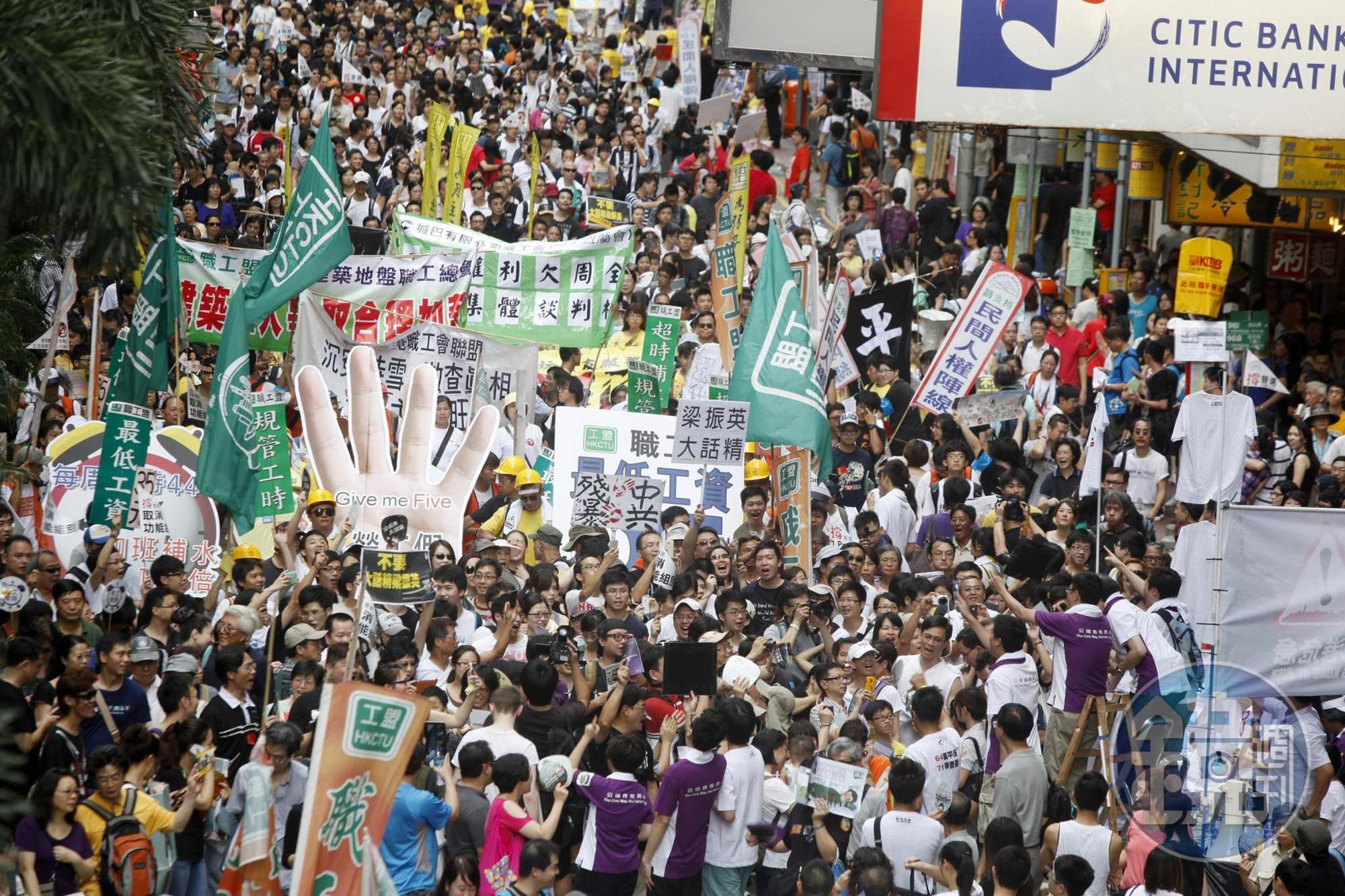 每年7月1日,許多香港人會參加「七一大遊行」,從維多莉亞公園走到政府總部,表達對政府的訴求。