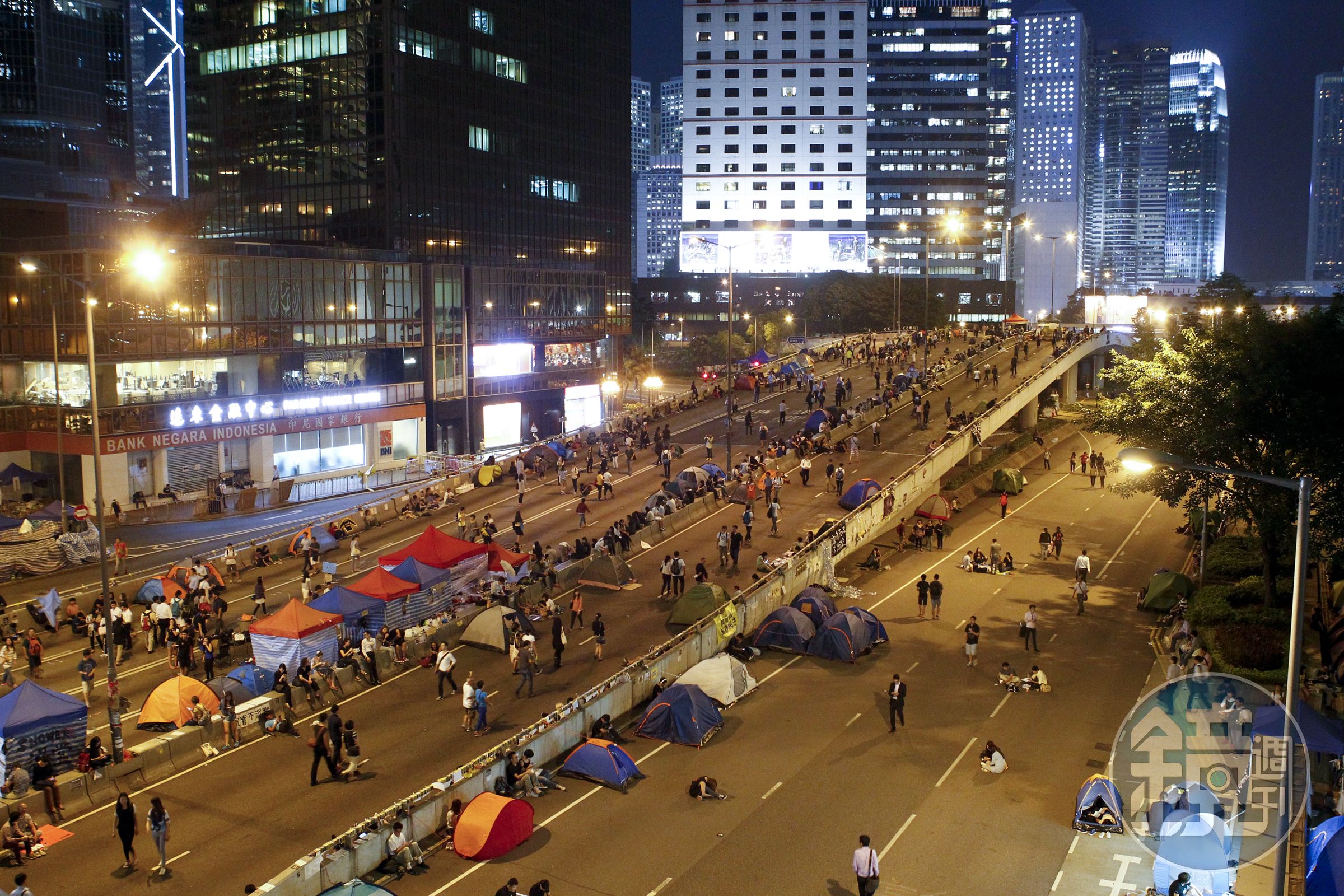 2014年港人為爭取「真普選」發起《雨傘運動》，佔領金鐘政府總部前的廣場和道路。