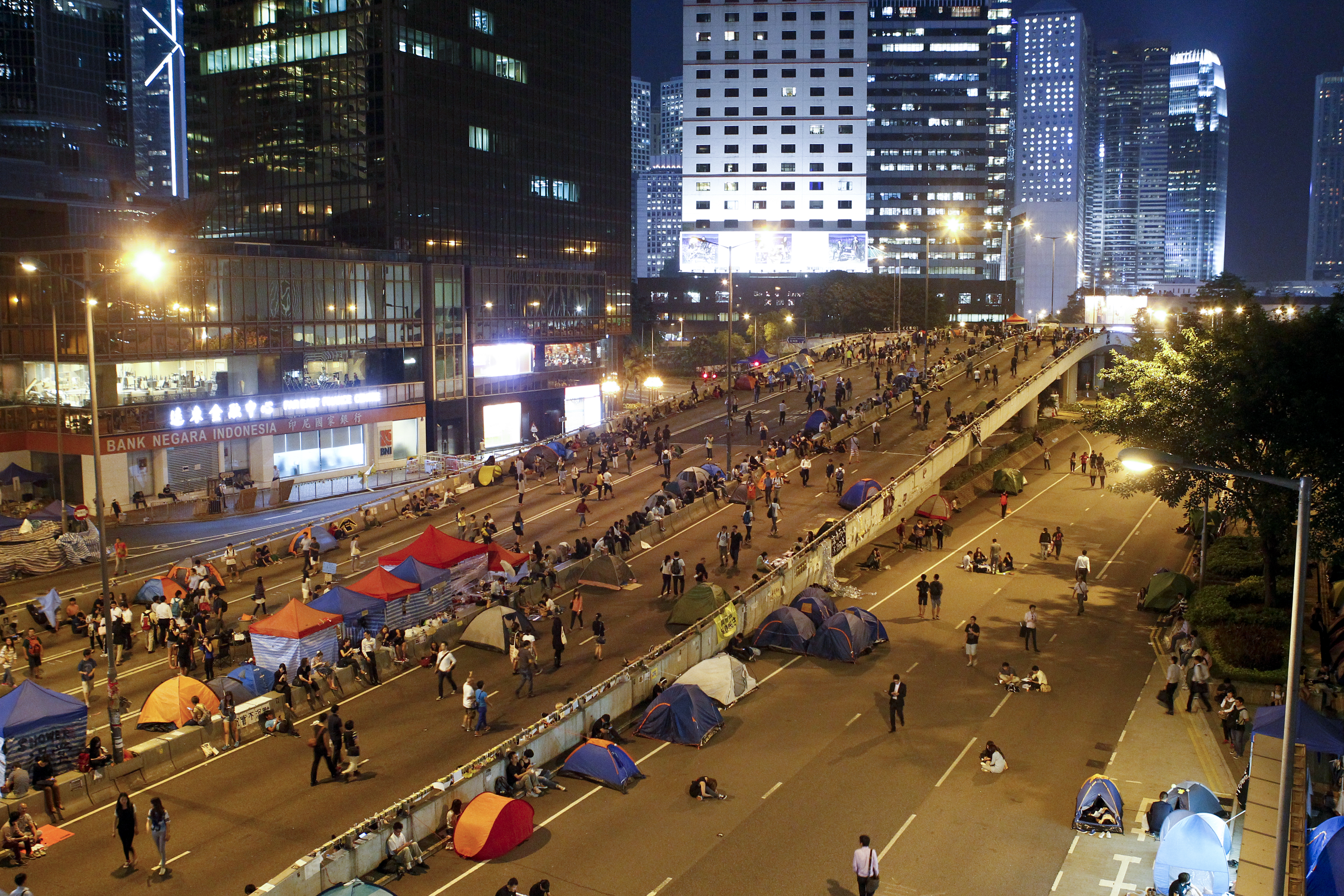 2014年港人為爭取「真普選」發起《雨傘運動》，佔領金鐘政府總部前的廣場和道路。