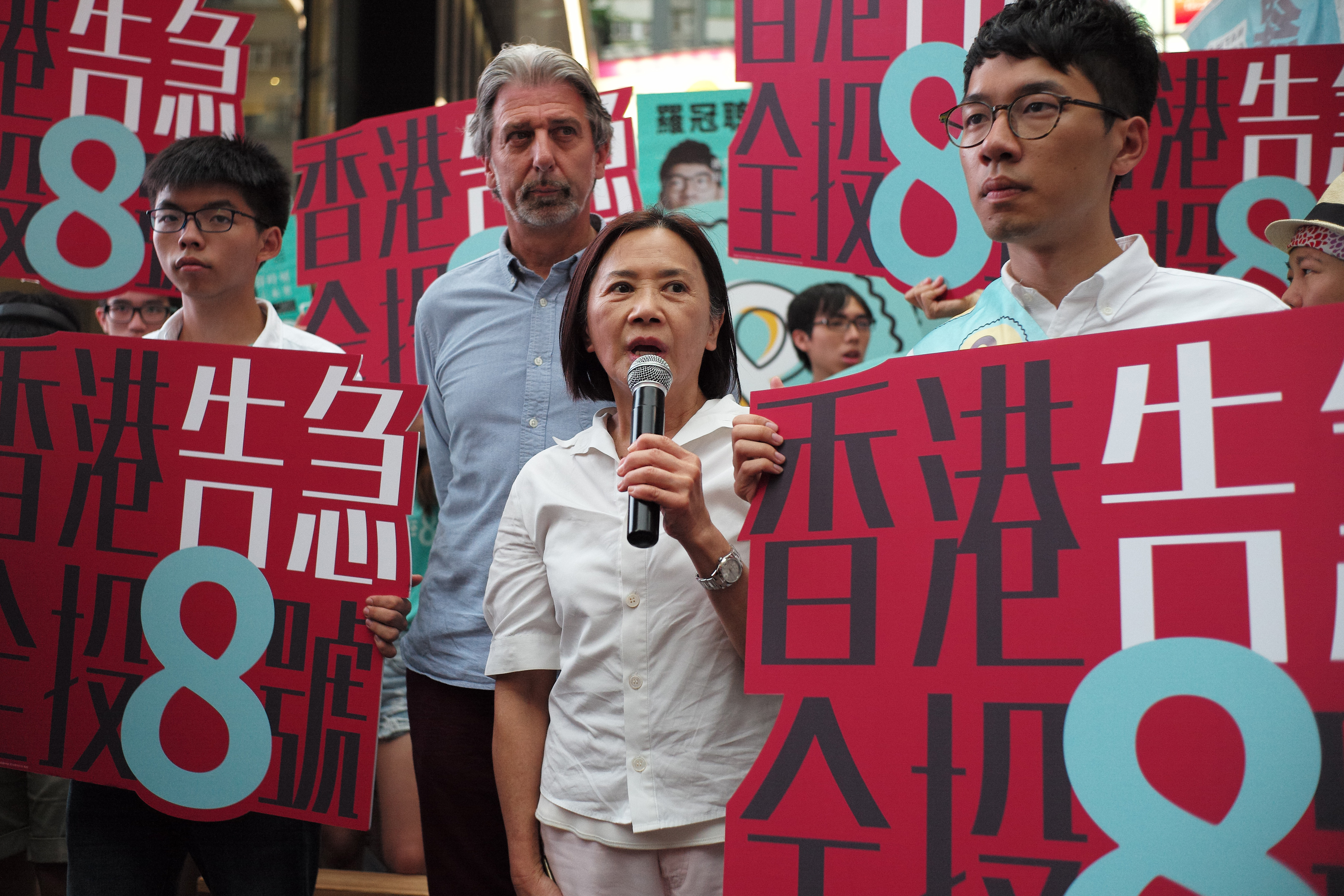 香港資深女星葉德嫻無畏打壓，為「香港眾志」的立法會議員候選人羅冠聰站台。