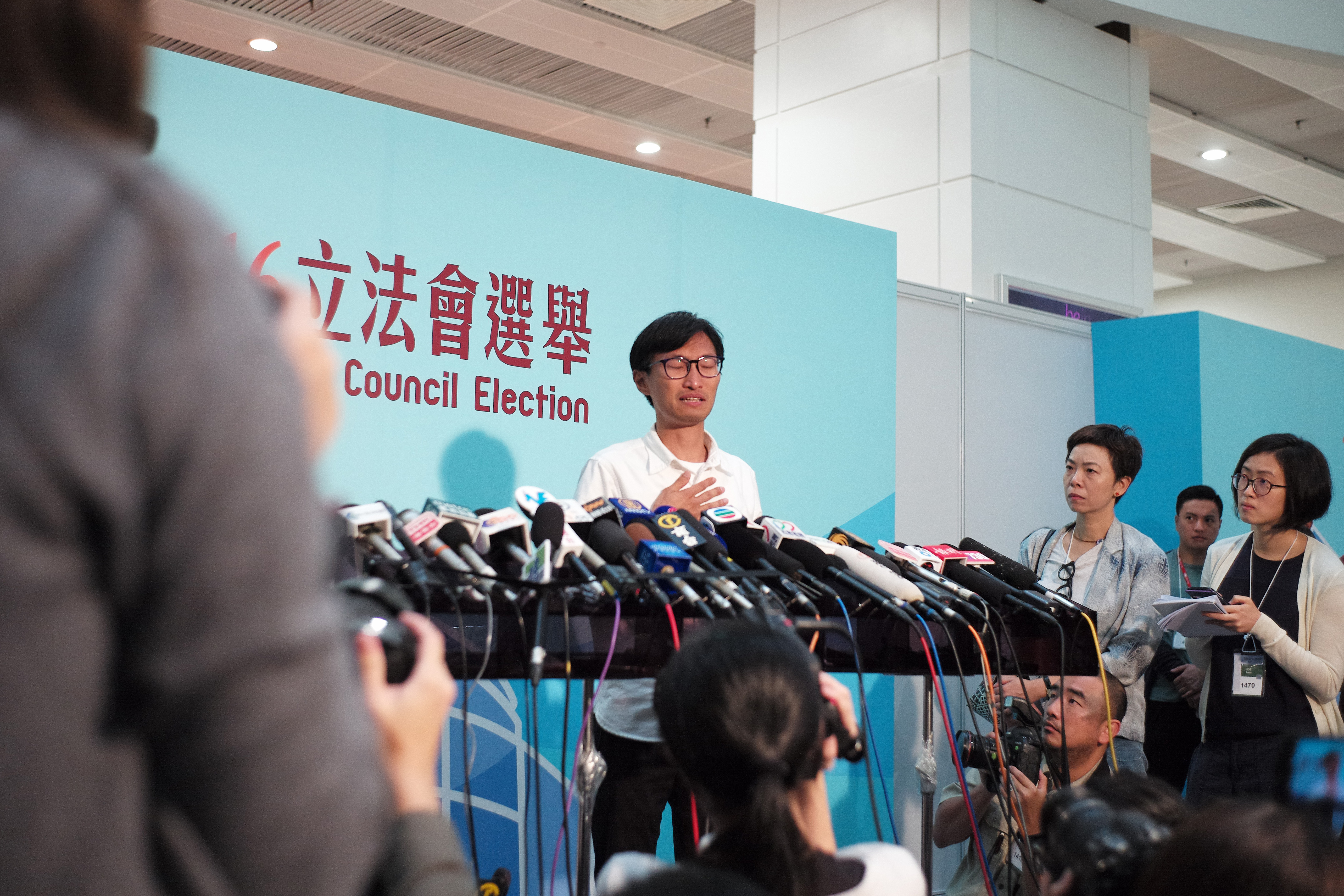社運人士朱凱迪在2016年香港立法會議員選舉得到最高票，成為香港地區直選的「票王」，曾為民主派議員的他，今年初因《國安法》遭判入獄。