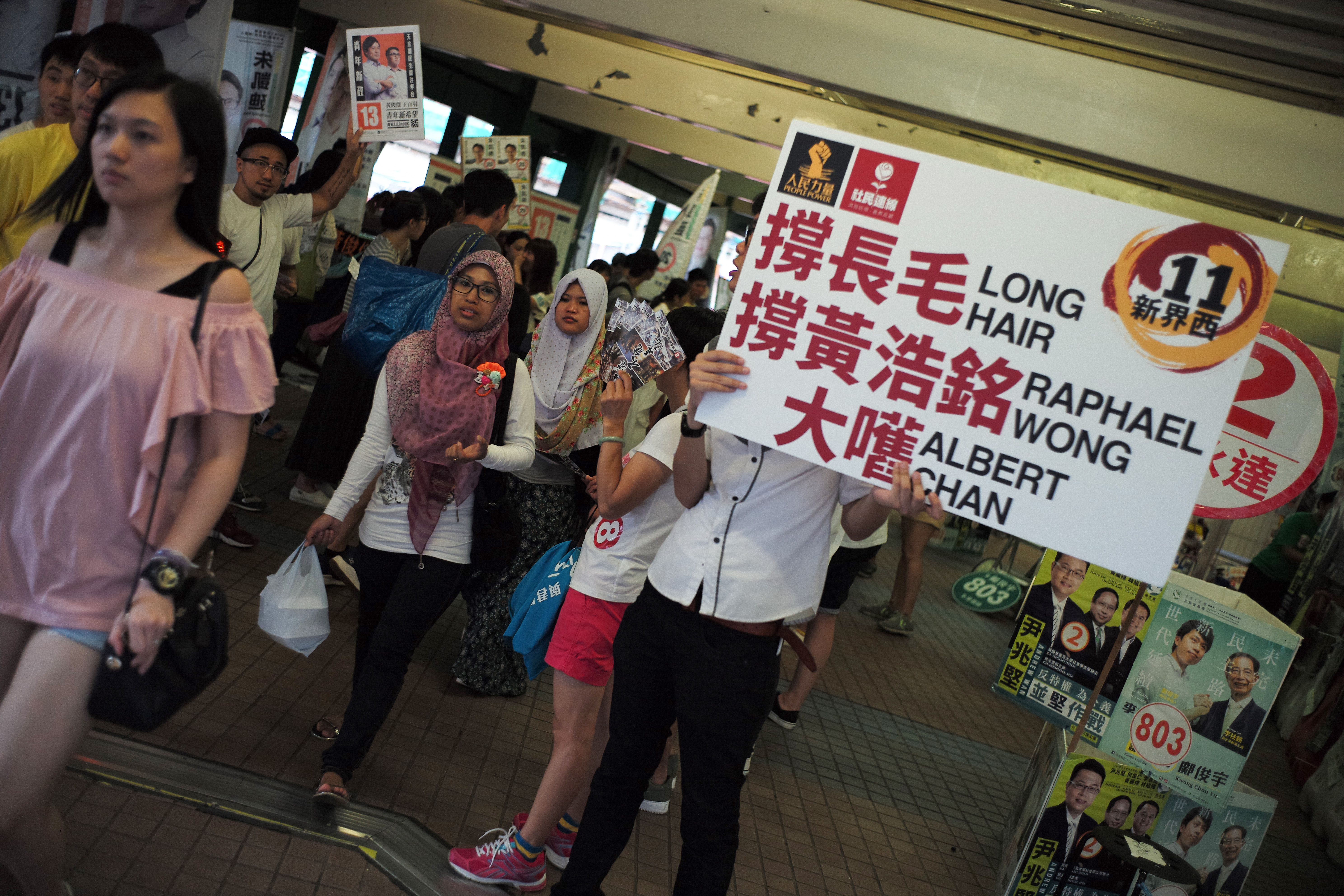 支持民主派議員候選人的民眾，於選舉期間在路上替自己喜愛的候選人拉票。