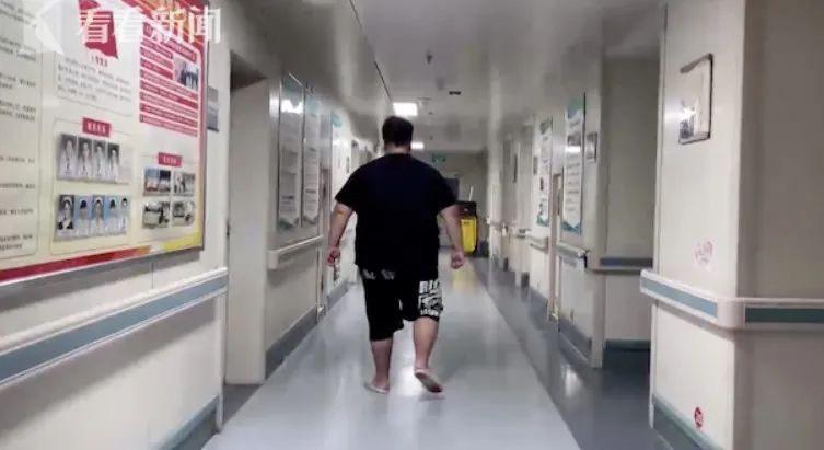 李男因體重過重導致體力下滑,走幾步路就氣喘吁吁。(翻攝自微博)