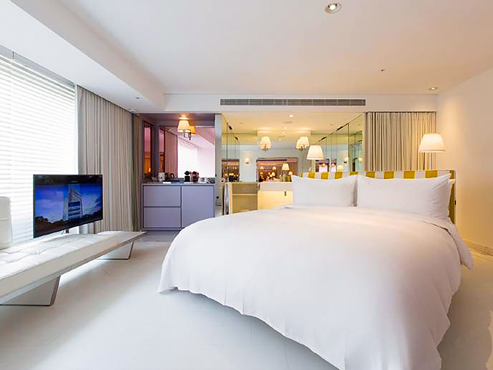S Hotel標榜全房型皆有落地窗，旅客還可加價享有健身器材、機場快速通關與專車接送等禮遇。（易遊網提供）