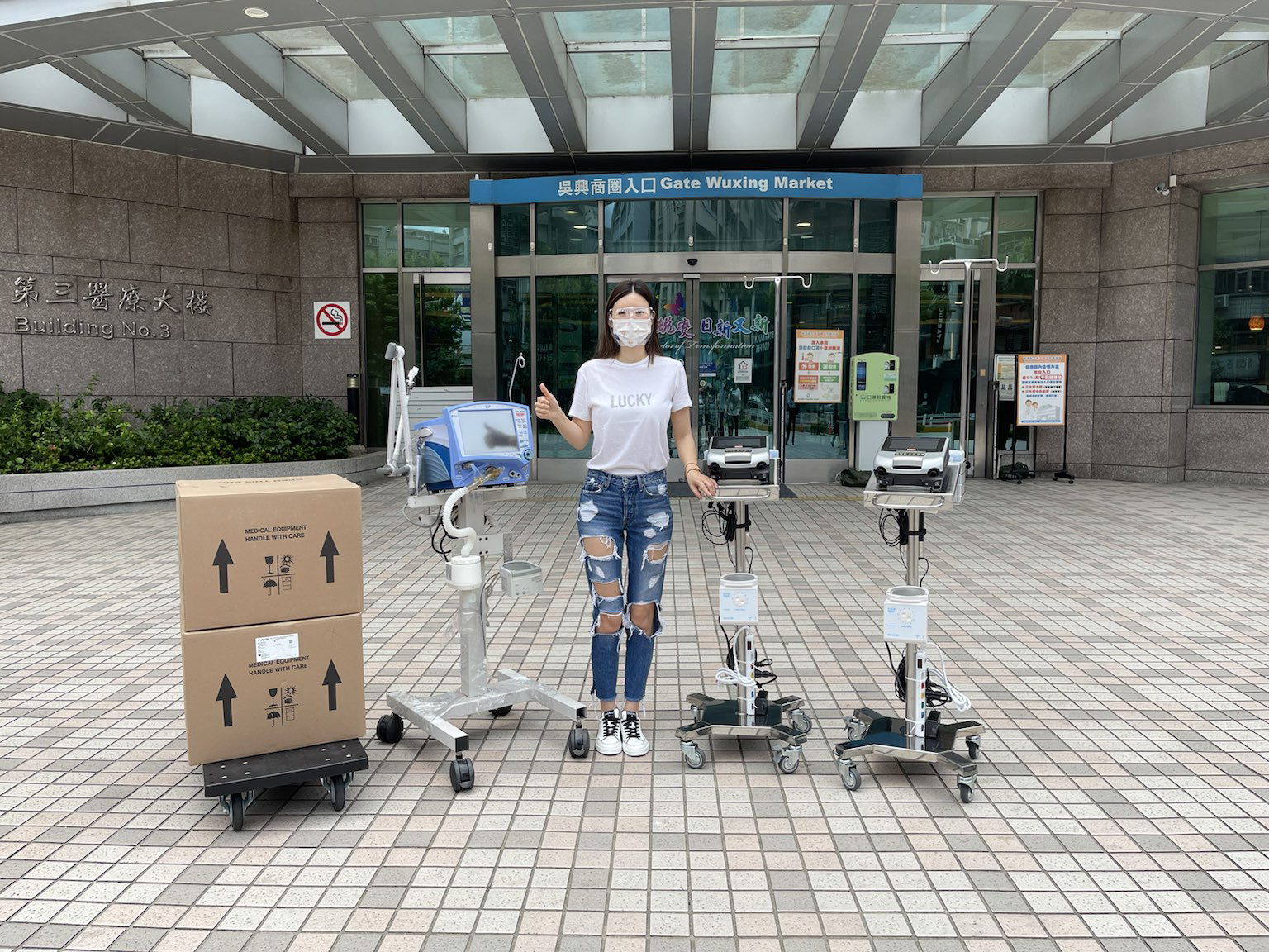 資深名模錢帥君化身嚴峻疫情下的及時雨，親自捐贈8台「救命神器」至前線。（翻攝畫面）