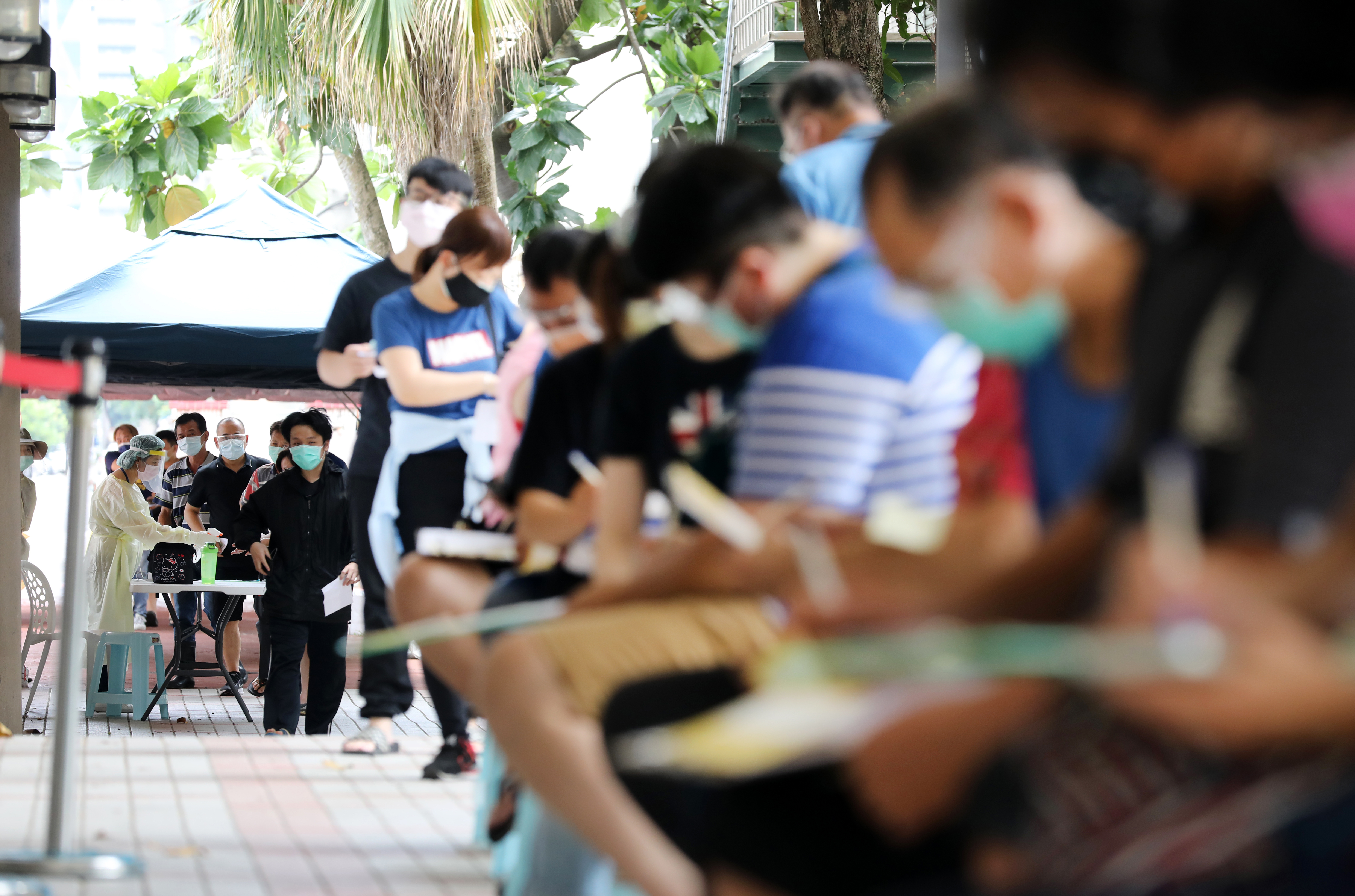 新冠病毒變種來勢洶洶，不少民眾關心疫苗的效果，圖為環南市場攤商前往大安高工打疫苗。