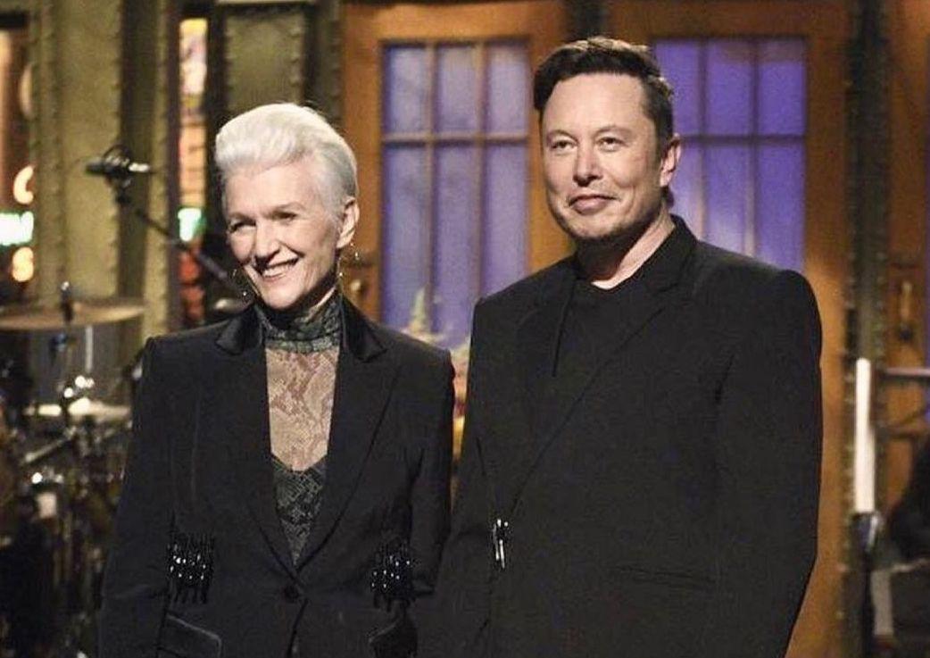 馬斯克(右)過50歲生日,媽媽梅耶獻上祝福。(翻攝Maye Musk IG)