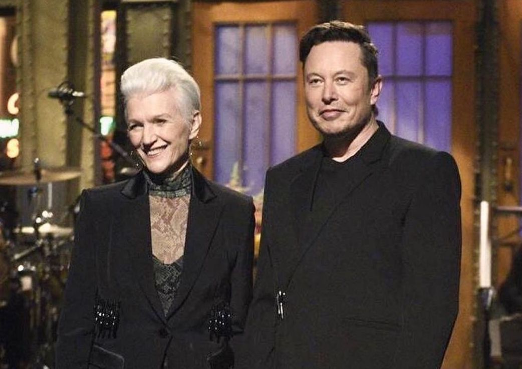 馬斯克（右）過50歲生日，媽媽梅耶獻上祝福。（翻攝Maye Musk IG）