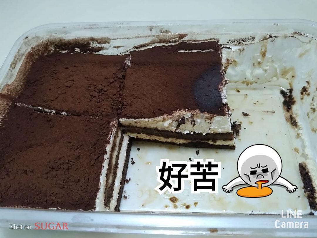 有名女網友購買好市多的提拉米蘇蛋糕品嘗後，直呼蛋糕上面粉「比藥粉還要苦」，苦到害她都不想再吃下去。（翻攝自Costco好市多 商品經驗老實說臉書社團）
