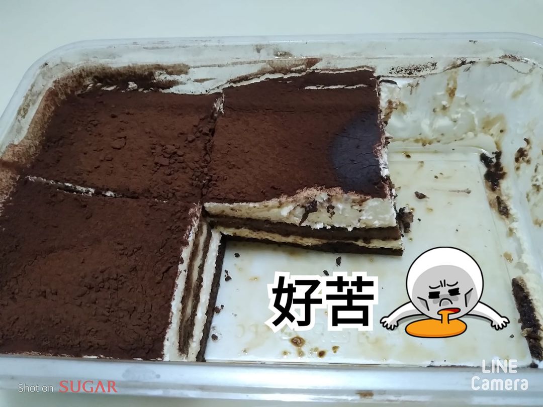 有名女網友購買好市多的提拉米蘇蛋糕品嘗後，直呼蛋糕上面粉「比藥粉還要苦」，苦到害她都不想再吃下去。（翻攝自Costco好市多 商品經驗老實說臉書社團）