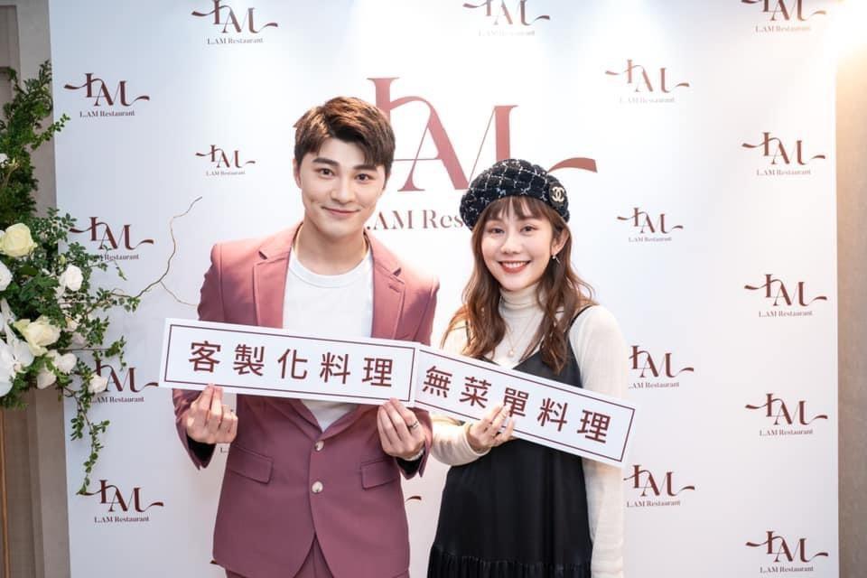 男星余宥樂在去年底投資開設法式私廚餐廳,開幕當天藝人好友王宇婕,如今餐廳因疫情而結業。(星浪娛樂提供)