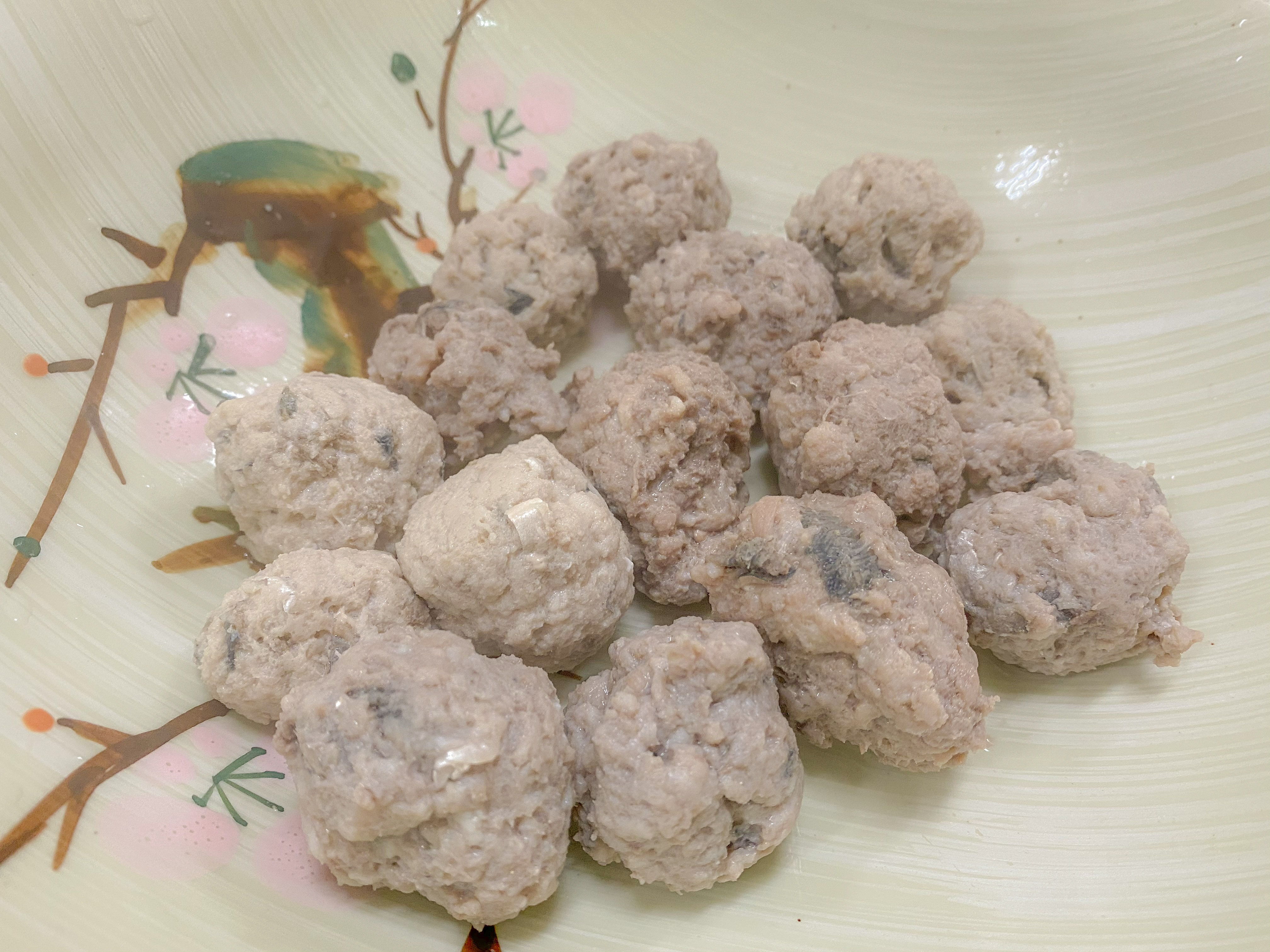 除了學習處理買回來的魚，老師還教我們如何製作魚丸。（業者提供）