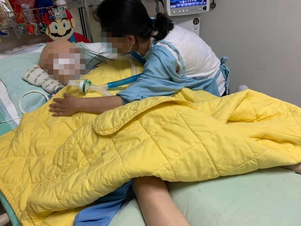 黃姓男童4月初遭何姓教練數度重摔導致腦死昏迷,昨(29日)離開人世。(黃姓男童父親授權提供)