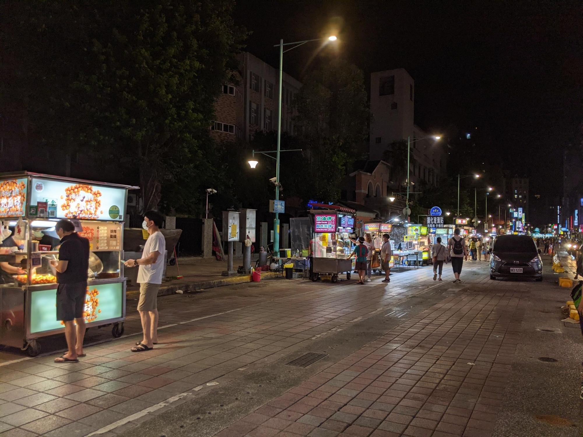 寧夏夜市恢復營業，攤位不多，但仍有民眾捧場相挺。（翻攝自議員林亮君臉書）