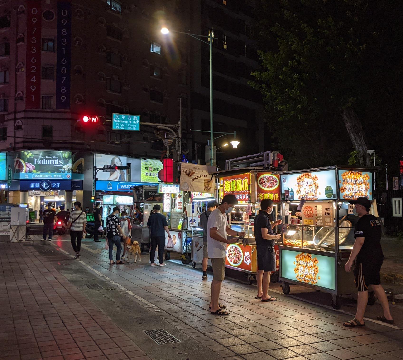 寧夏夜市恢復營業，攤位不多，但許多民眾仍捧場相挺。（翻攝自議員林亮君臉書）
