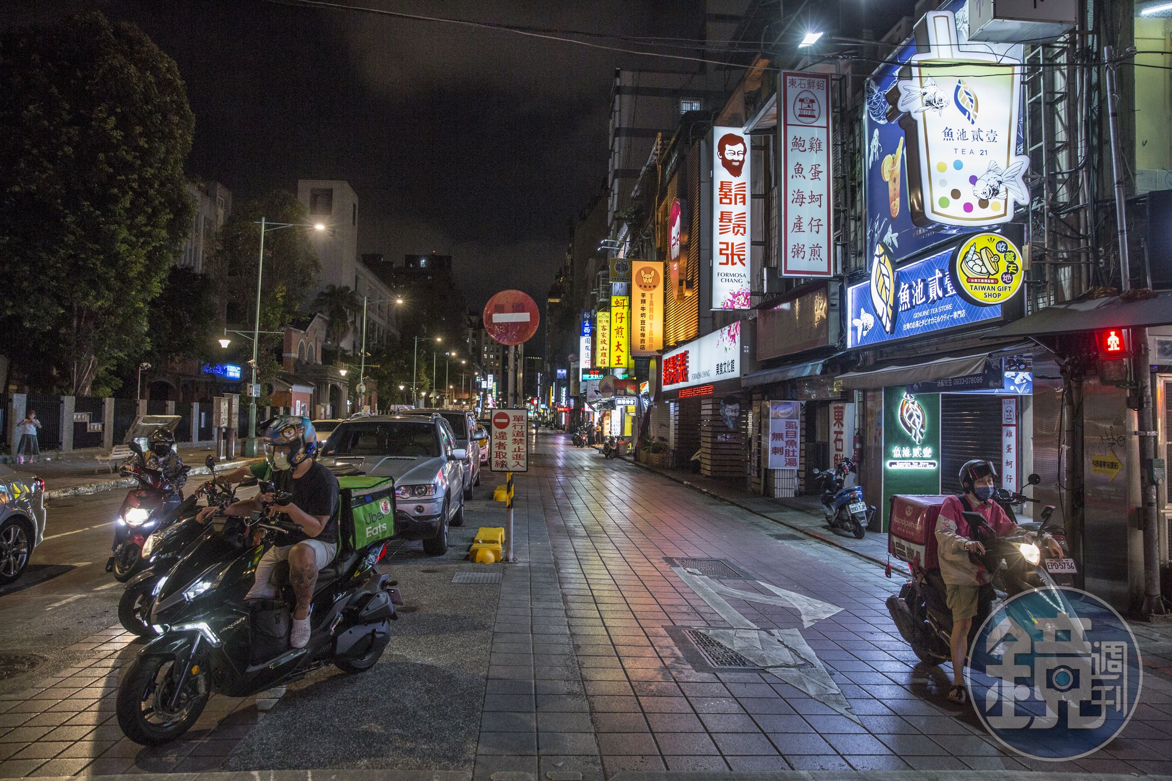三級警戒初期，寧夏夜市只剩下外送員。