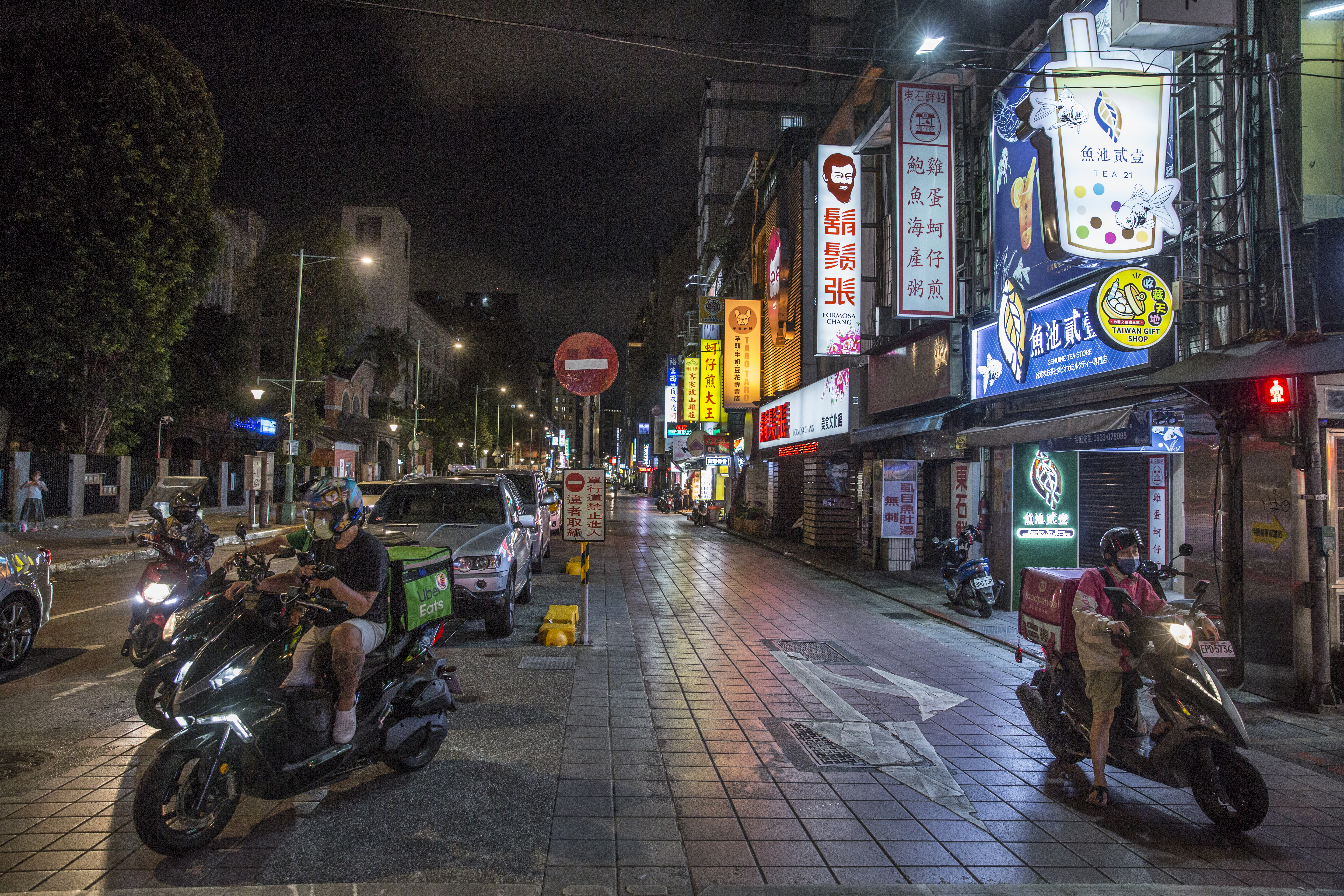 三級警戒初期，寧夏夜市只剩下外送員。