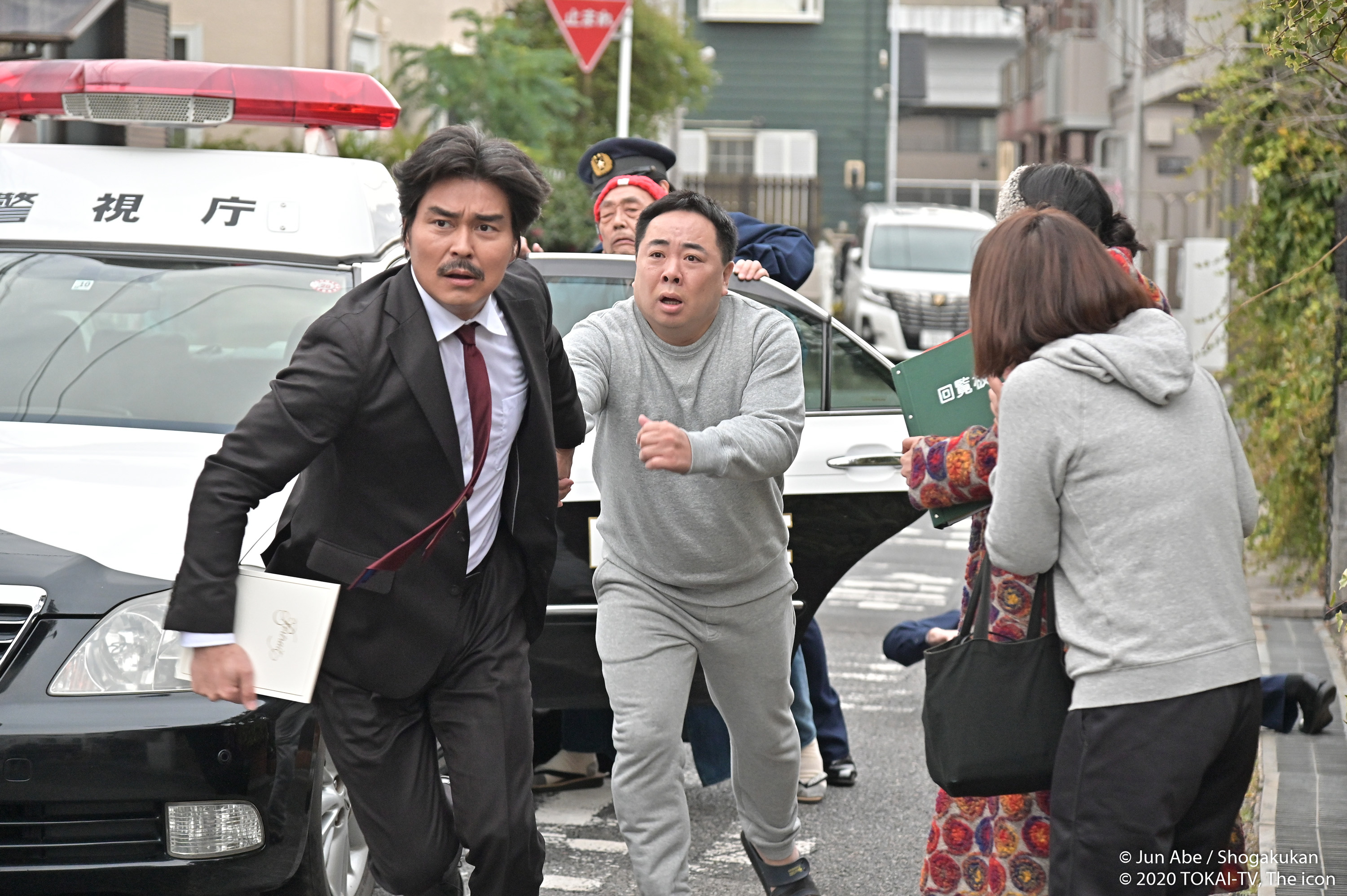 塚地武雅(中)在《老爸的第二春》飾演「女主角」,與小澤征悅譜出另類大叔之愛。(國興衛視提供)