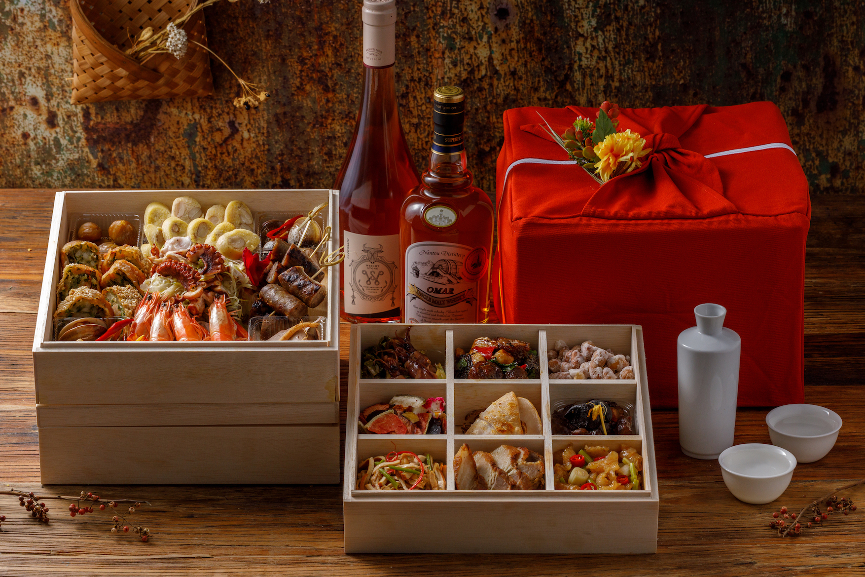 以三層木盒精緻包裝的「山海珍寶盒‧台式下酒菜」，精選18道下酒菜，在家也能打造全天候台菜餐酒館。（4,980元／組）