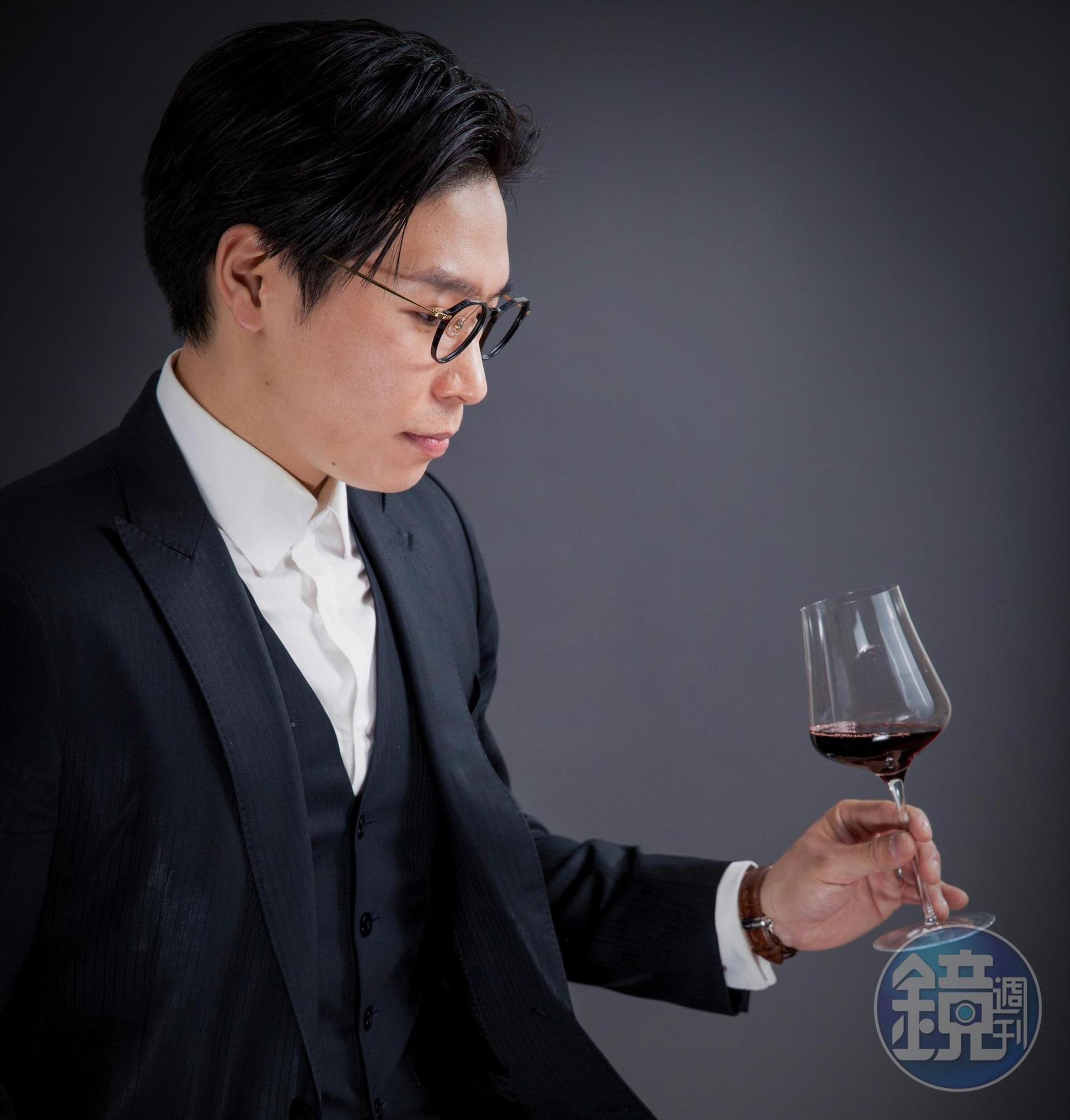 侍酒師何信緯為山海樓下酒菜系列搭配多款台灣在地酒款。