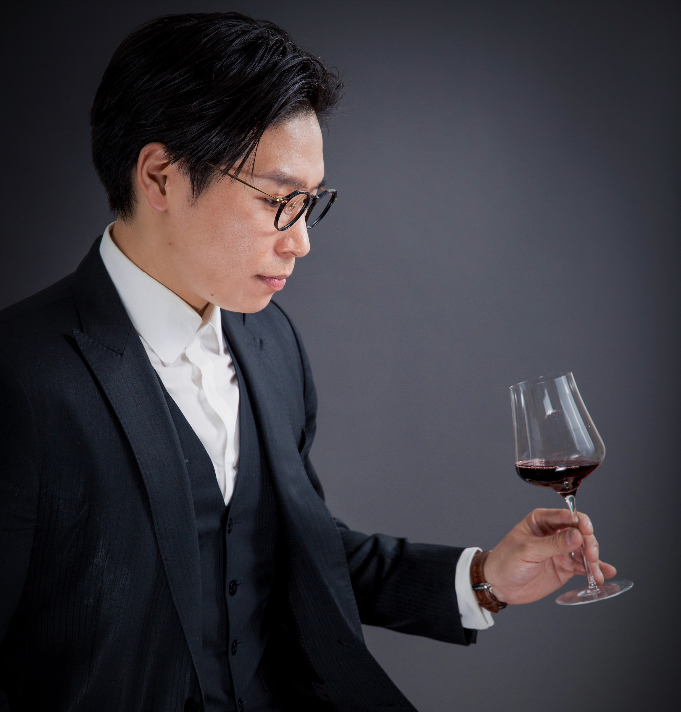 侍酒師何信緯為山海樓下酒菜系列搭配多款台灣在地酒款。