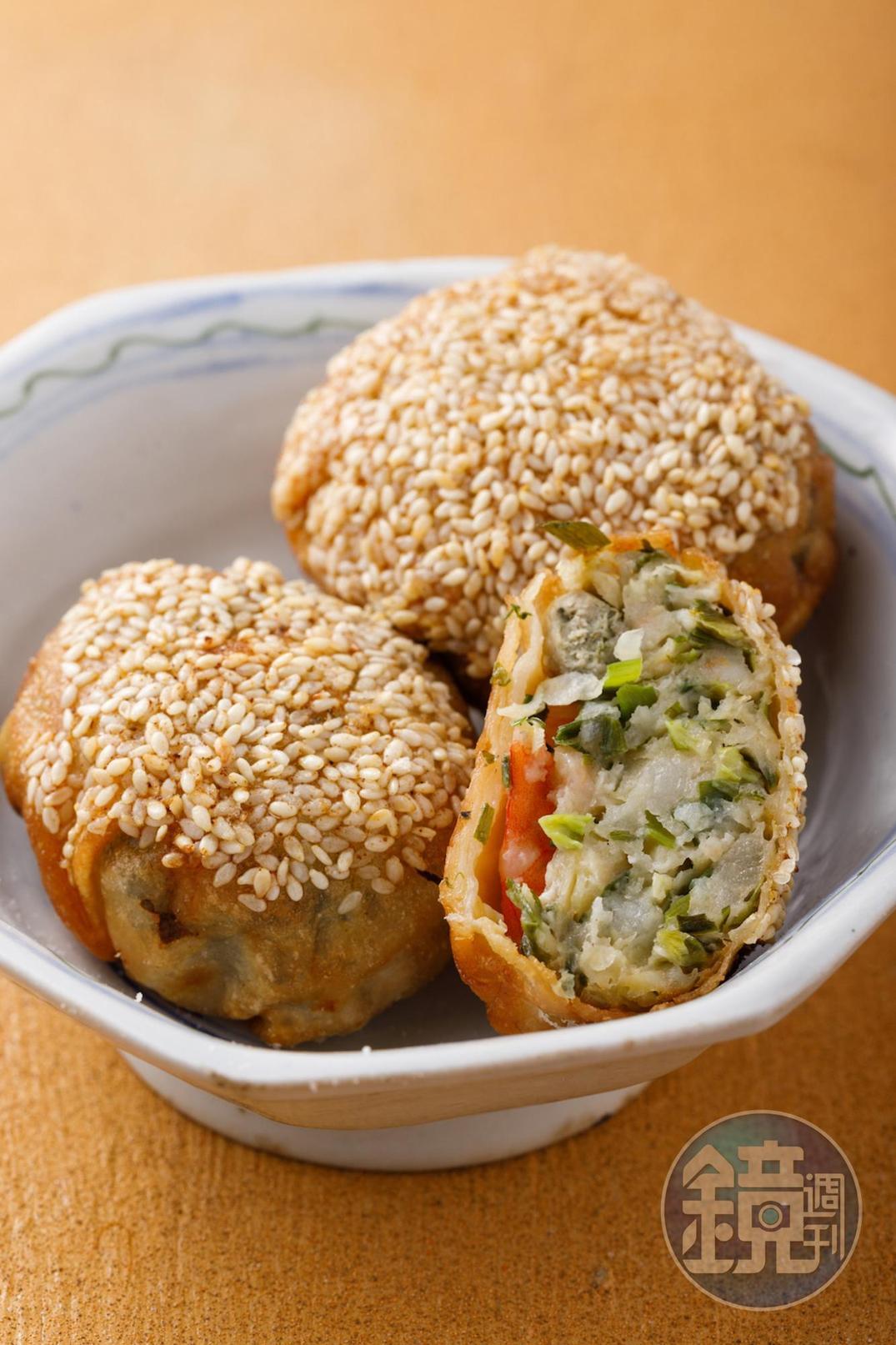 「高麗菜韭菜鮮蝦餅」鮮甜蝦肉與肥美鮮蚵加上韭菜、高麗菜、荸薺做內餡，酥香誘人。